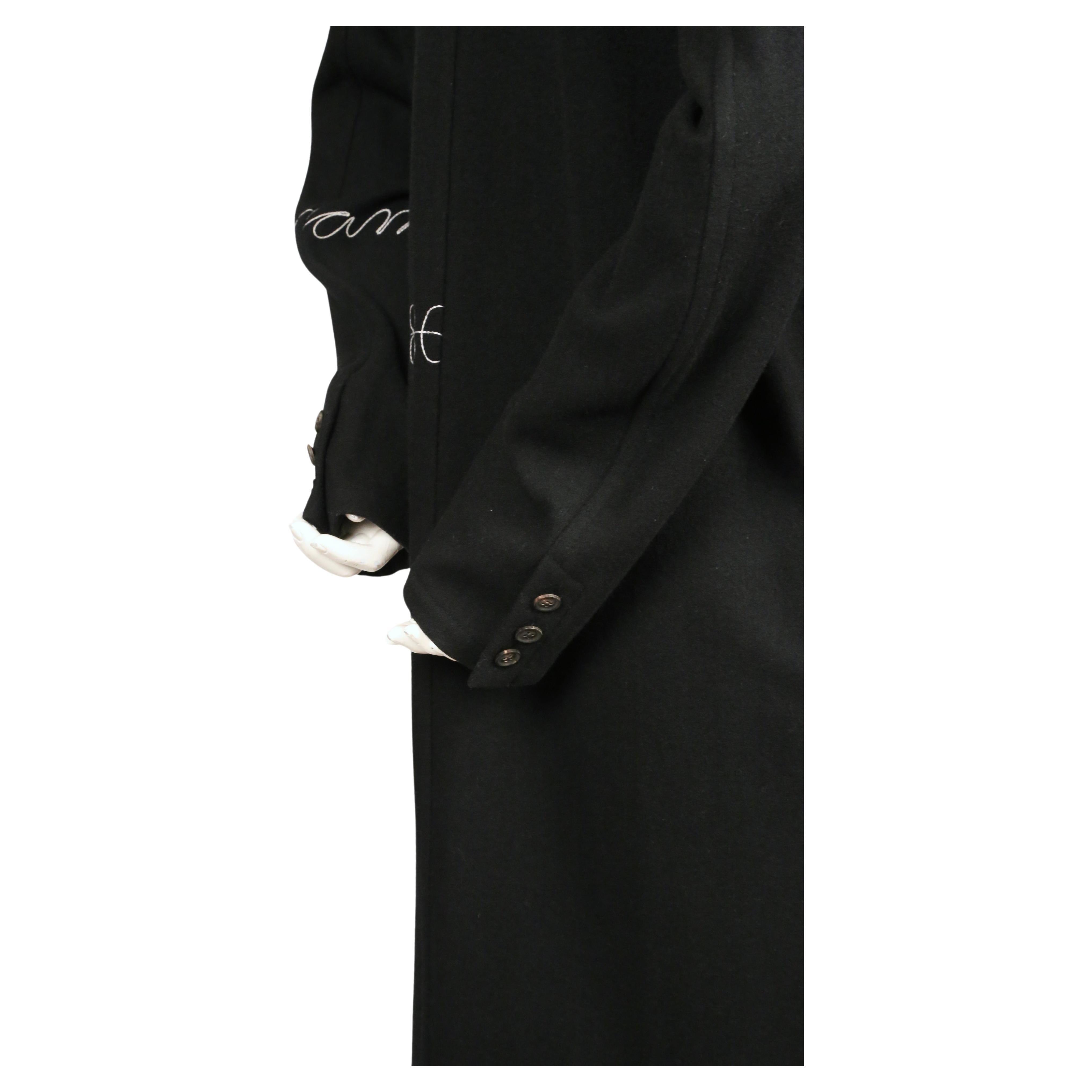 1986 YOHJI YAMAMOTO schwarzer Mantel mit bestickten Details im Angebot 2