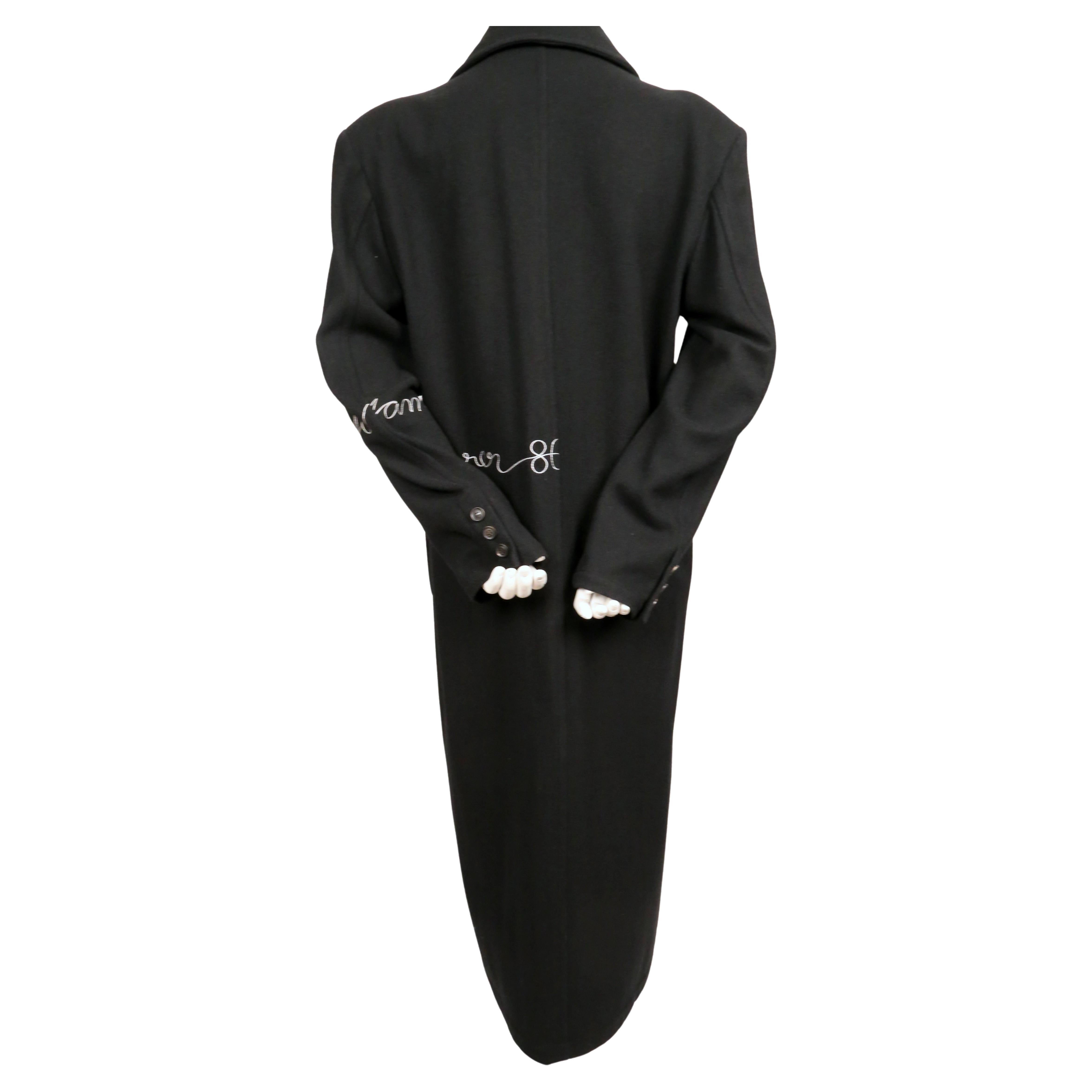 1986 YOHJI YAMAMOTO schwarzer Mantel mit bestickten Details im Angebot 5
