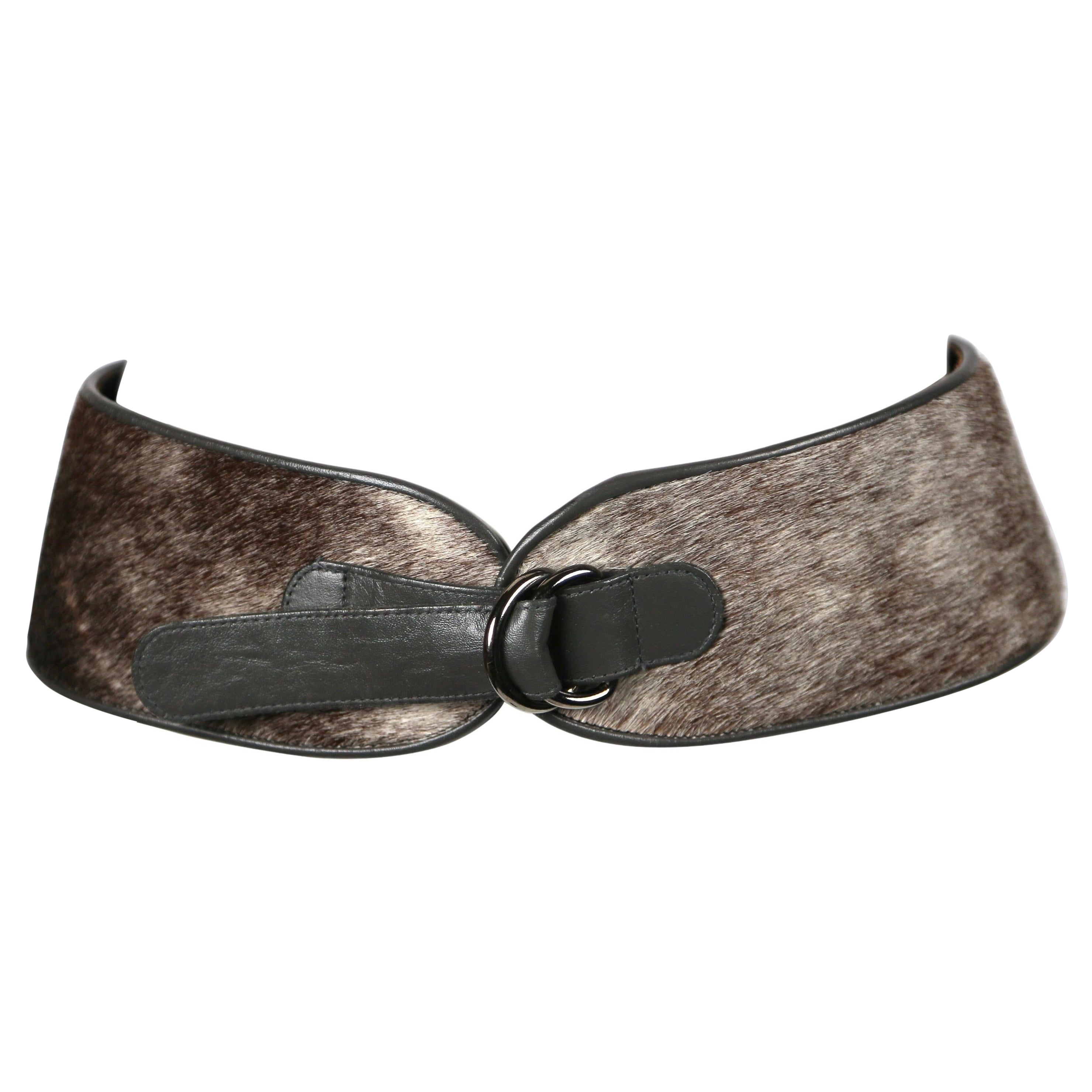 1986 Yves Saint Laurent ceinture RUNWAY en fourrure de poney avec garniture en cuir gris