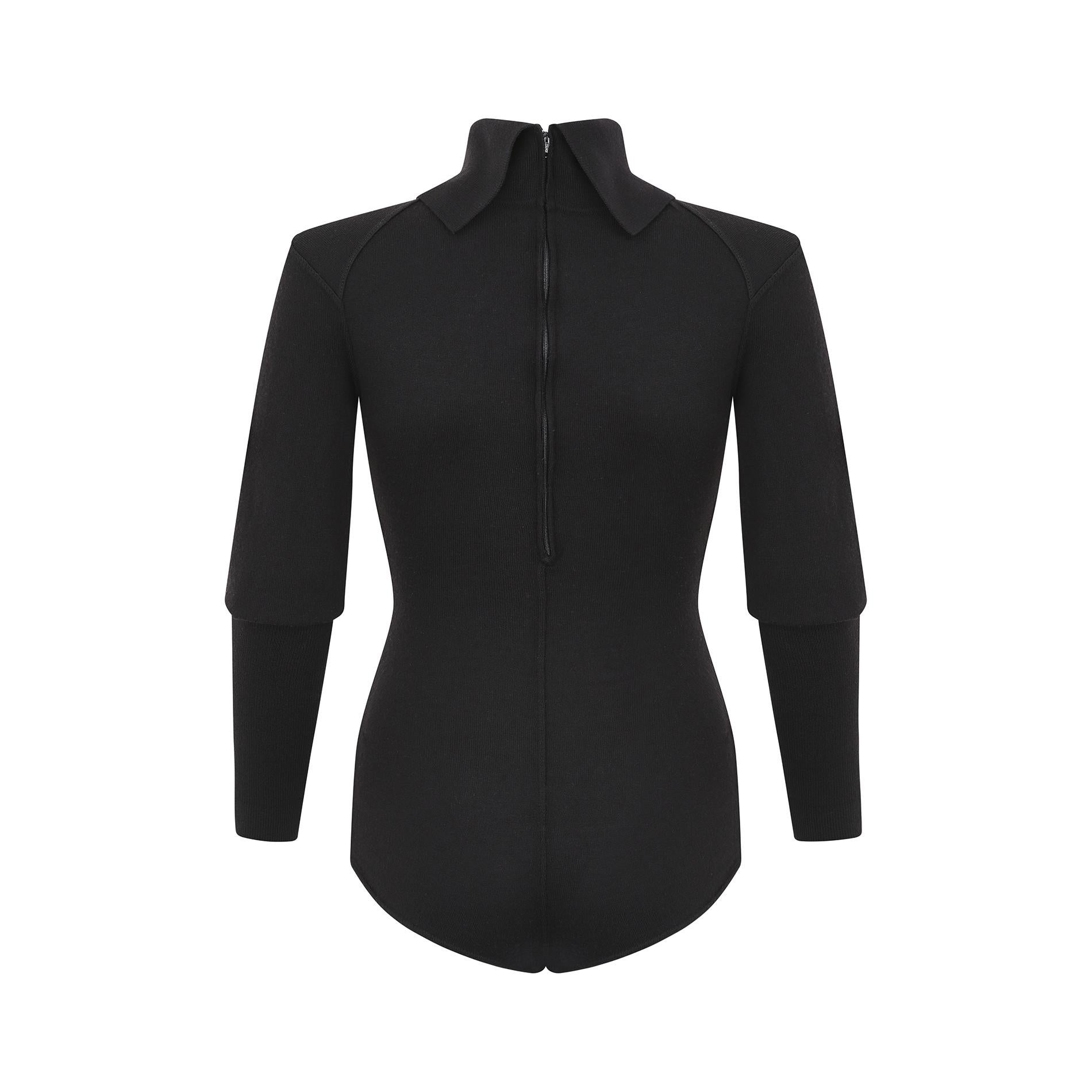 Ce body à manches longues en maille mélangée de la célèbre collection 1987 d'Alaia est très impertinent et épouse la silhouette de l'artiste.  La partie supérieure présente un col montant et des coutures flatteuses qui s'étendent verticalement de la