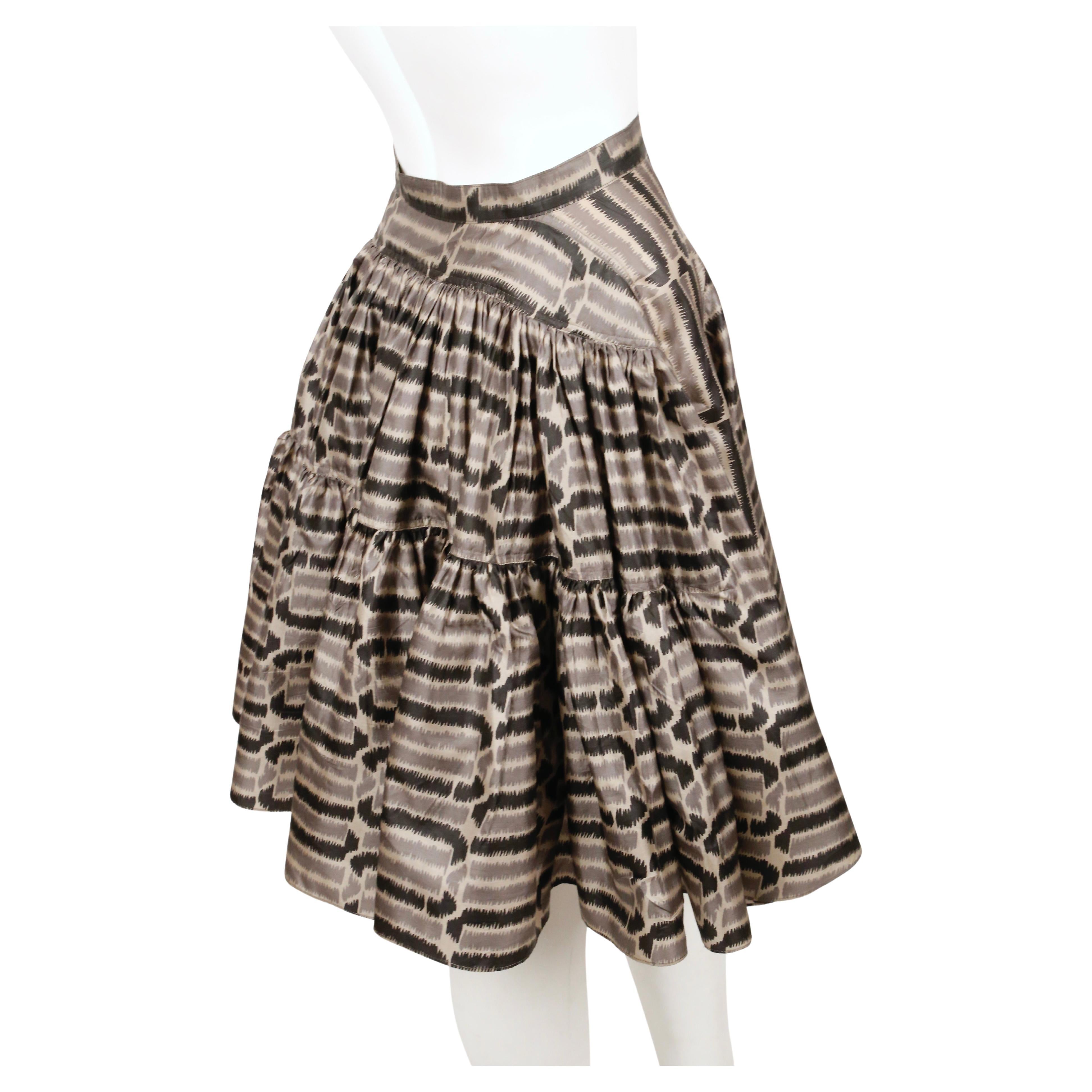 Gris AZZEDINE ALAÏA Jupe de défilé « Basque » avec œuvre d'art de Christoph von Weyhe, 1987 en vente