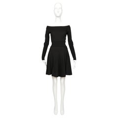 Robe AZZEDINE ALAIA de 1987, en laine noire, modèle « RUNWAY », avec encolure tombante, taille S/M