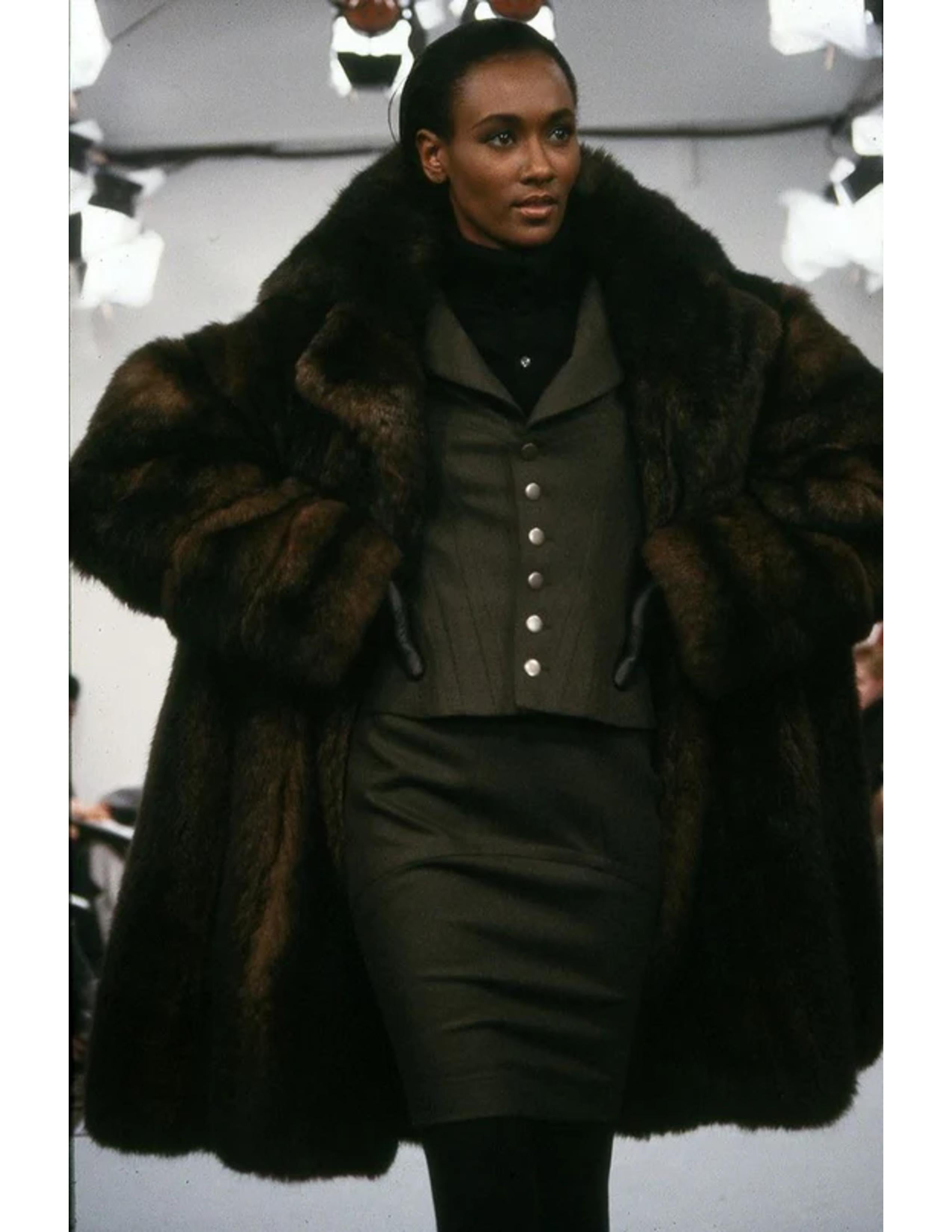 1987 AZZEDINE ALAIA black worsted gabardine wool RUNWAY skirt with seams en vente 7