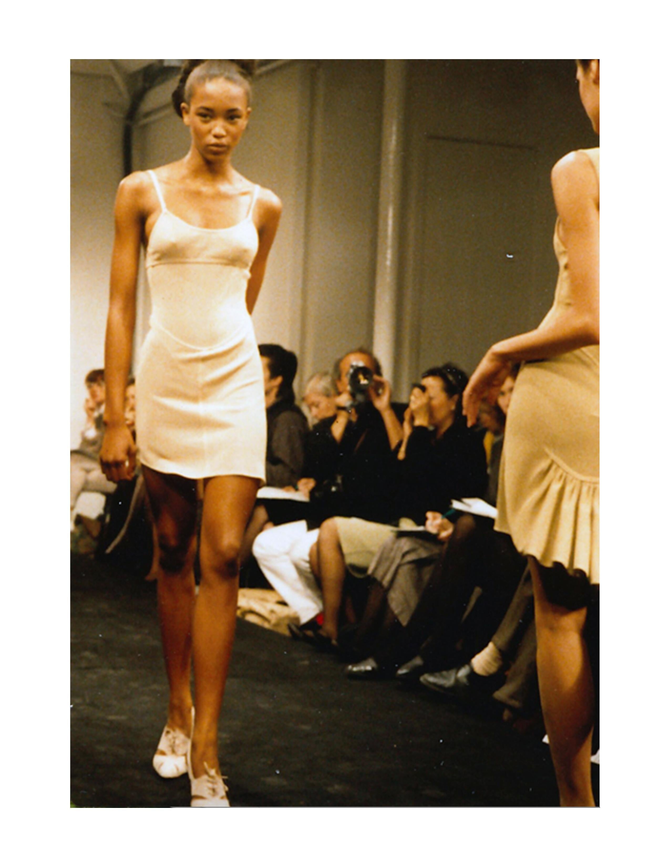 1987 AZZEDINE ALAIA RUNWAY Vestido de pasarela marrón semitransparente 7