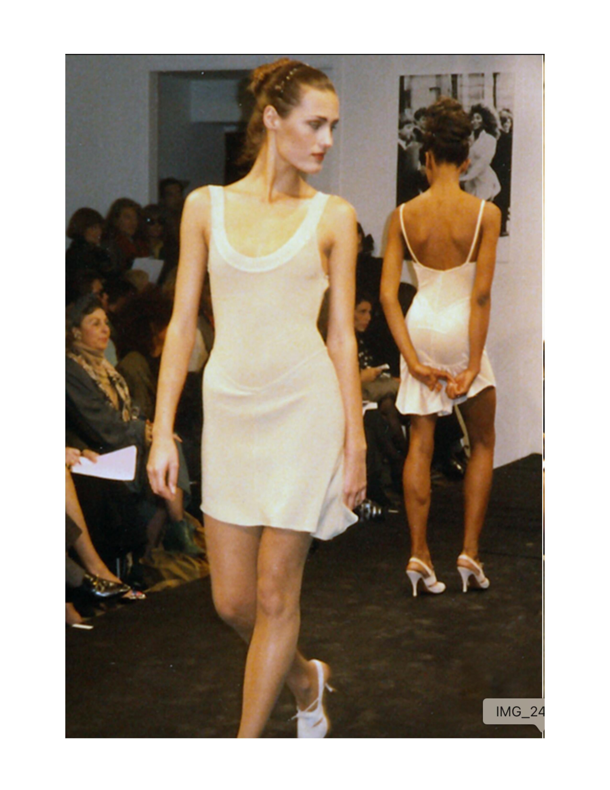 1987 AZZEDINE ALAIA RUNWAY Vestido de pasarela marrón semitransparente 8