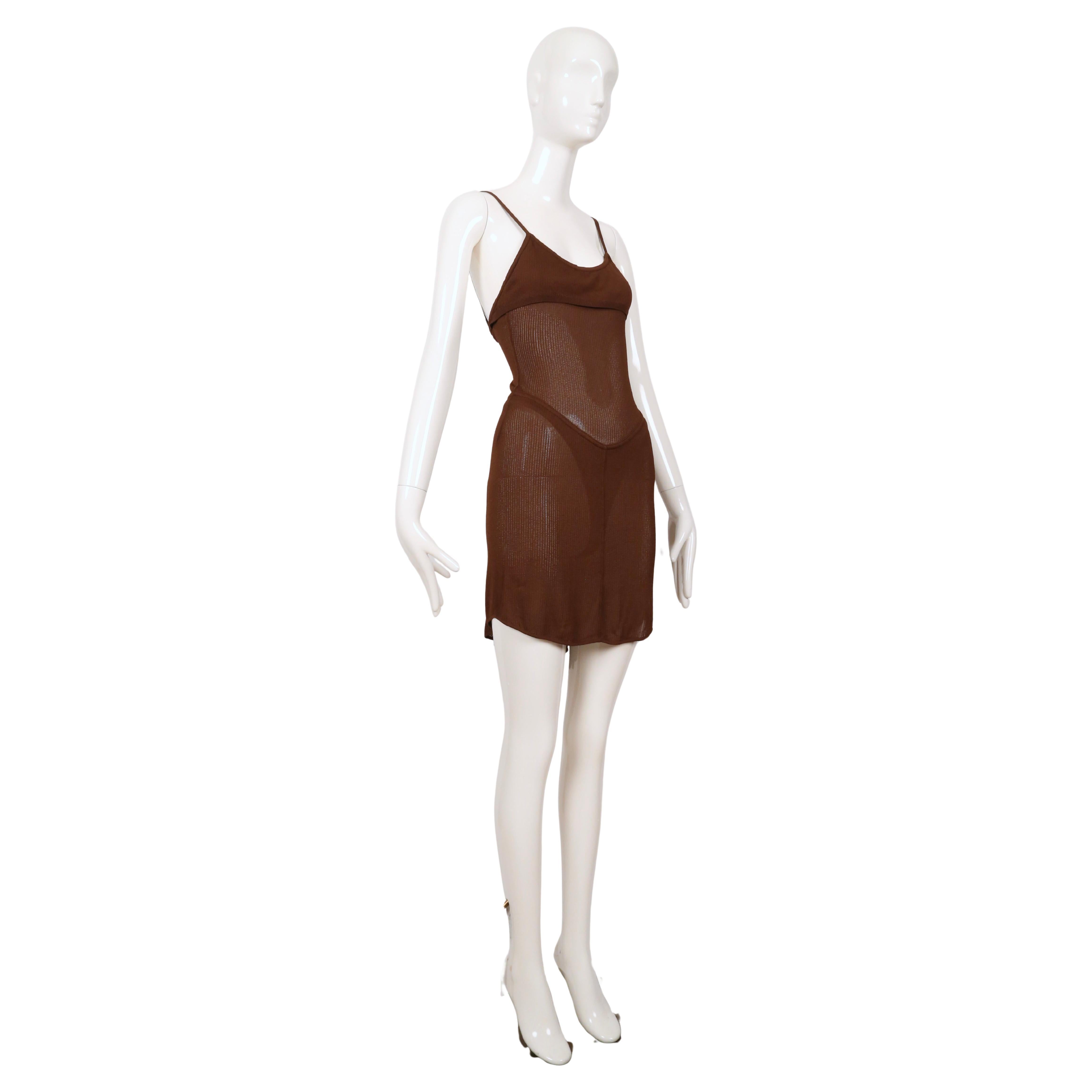 1987 AZZEDINE ALAIA RUNWAY Vestido de pasarela marrón semitransparente 1