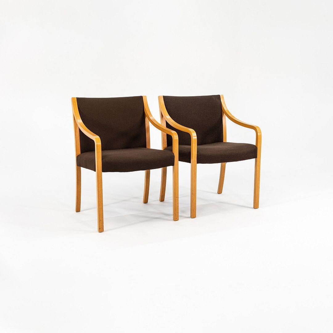 Moderno 1987 Bert England per Stow & Davis England Sedia da pranzo con imbottitura marrone in vendita