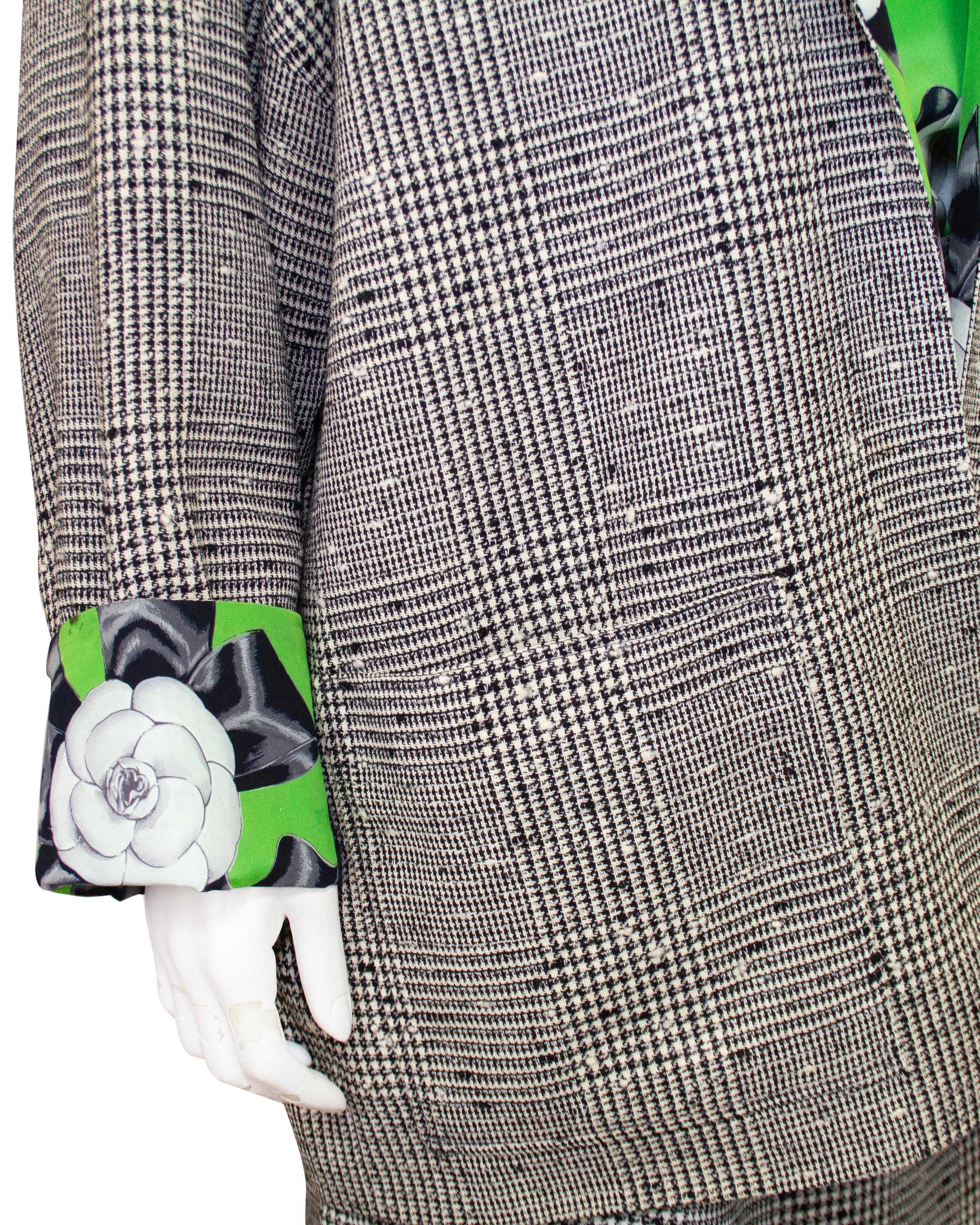 Women's 1987 Chanel Spring RTW Green Silk Lined Houndstooth Suit For Sale