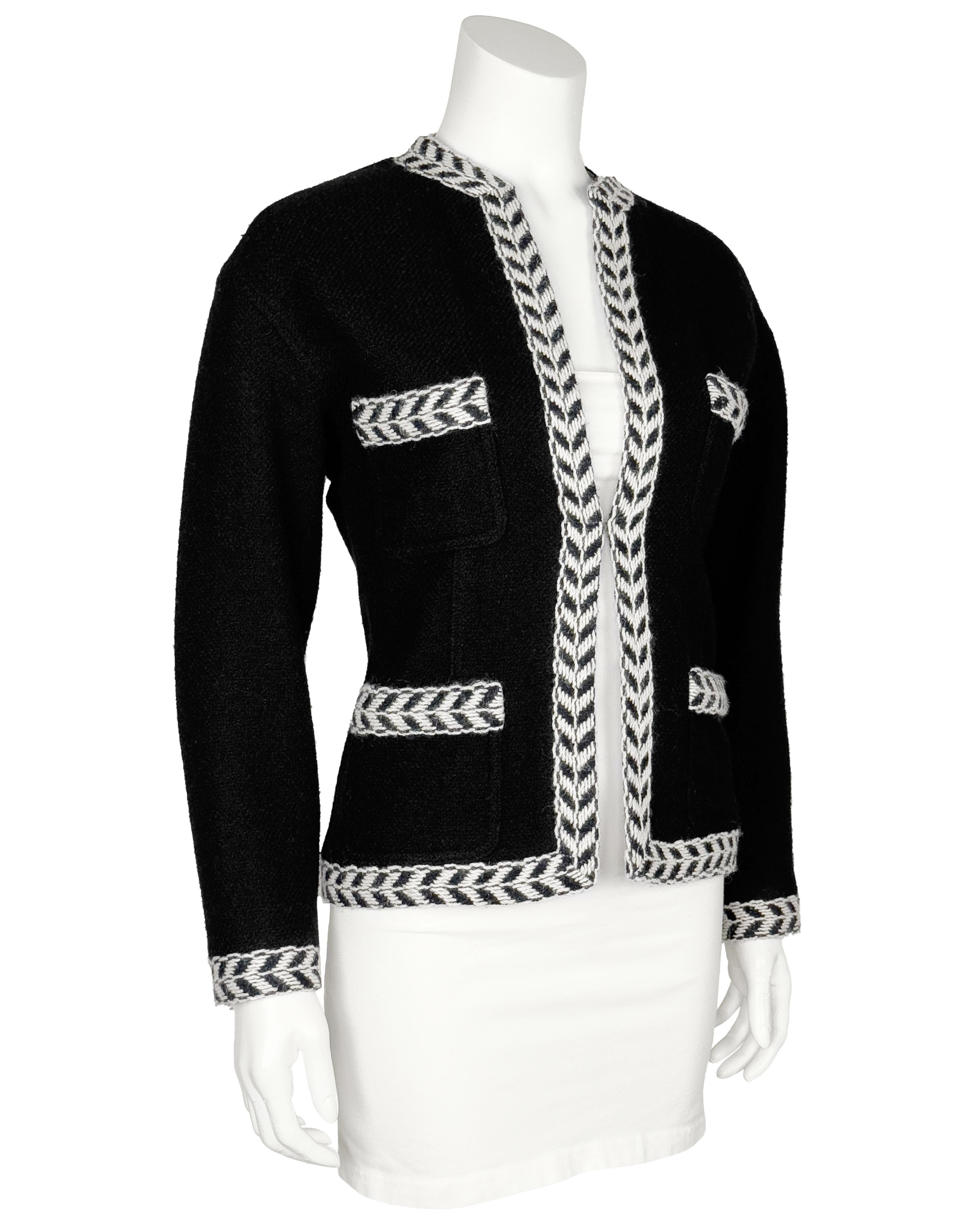 Chanel 12987 Spring/Summer RTW collection wool jacket by Karl Lagerfeld. Toutes les caractéristiques d'un grand classique de Chanel : boucle de laine noire, garniture graphique à chevrons noirs et blancs sur tout le pourtour de la veste, 4 poches