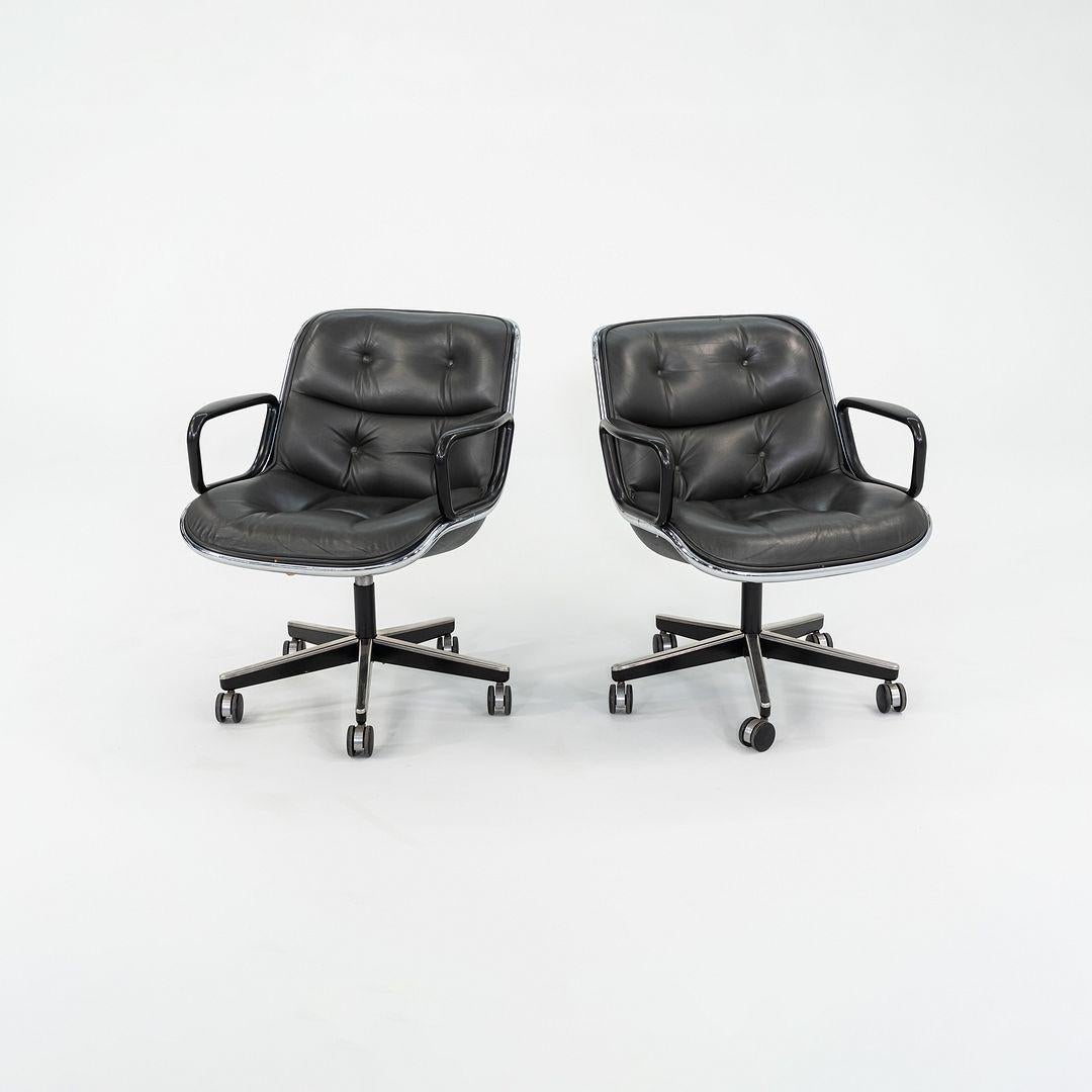 Dies ist ein Pollock Executive Chair, entworfen von Charles Pollock für Knoll im Jahr 1963. Diese Exemplare stammen aus dem Jahr 1987. Das Design besteht aus einem Aluminiumrahmen, Sitz und Rückenlehne sind gepolstert und mit navygrauem Leder