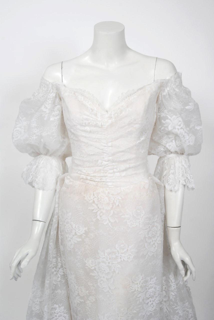 Un'eccezionale e rarissima commissione da sposa personalizzata di Christian Dior risalente al 1987. La Maison Dior è stata un'icona duratura dell'Alta Moda. Sebbene la Maison Dior sia ancora oggi un'azienda fiorente, la morte prematura di Dior nel
