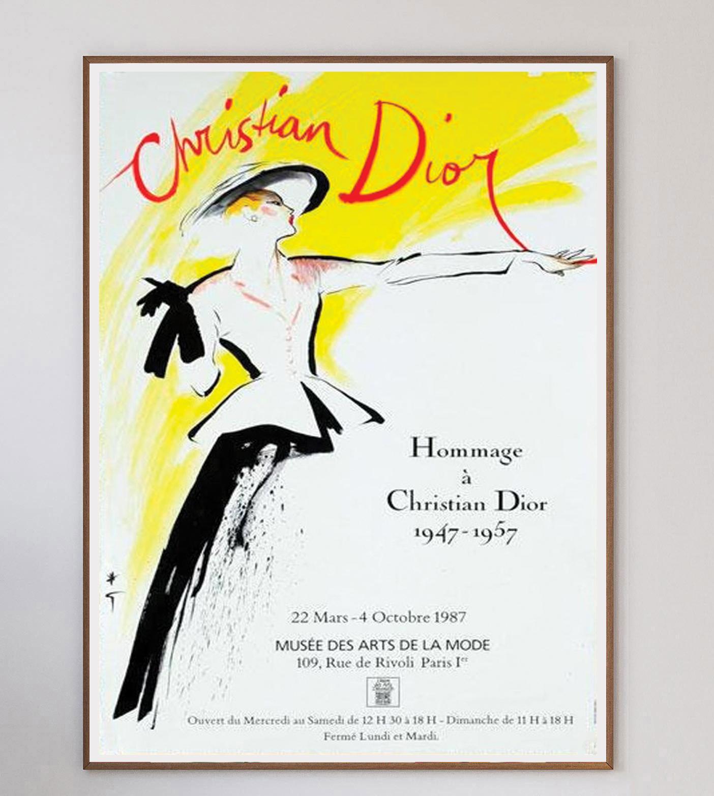 Célébrant une décennie de travail de Dior entre 1947 et 1957, cette superbe affiche de l'exposition de 1987 à Paris présente des œuvres de l'incroyable affichiste René Gruau. Connu pour ses nombreuses collaborations avec Dior, Gruau est aussi