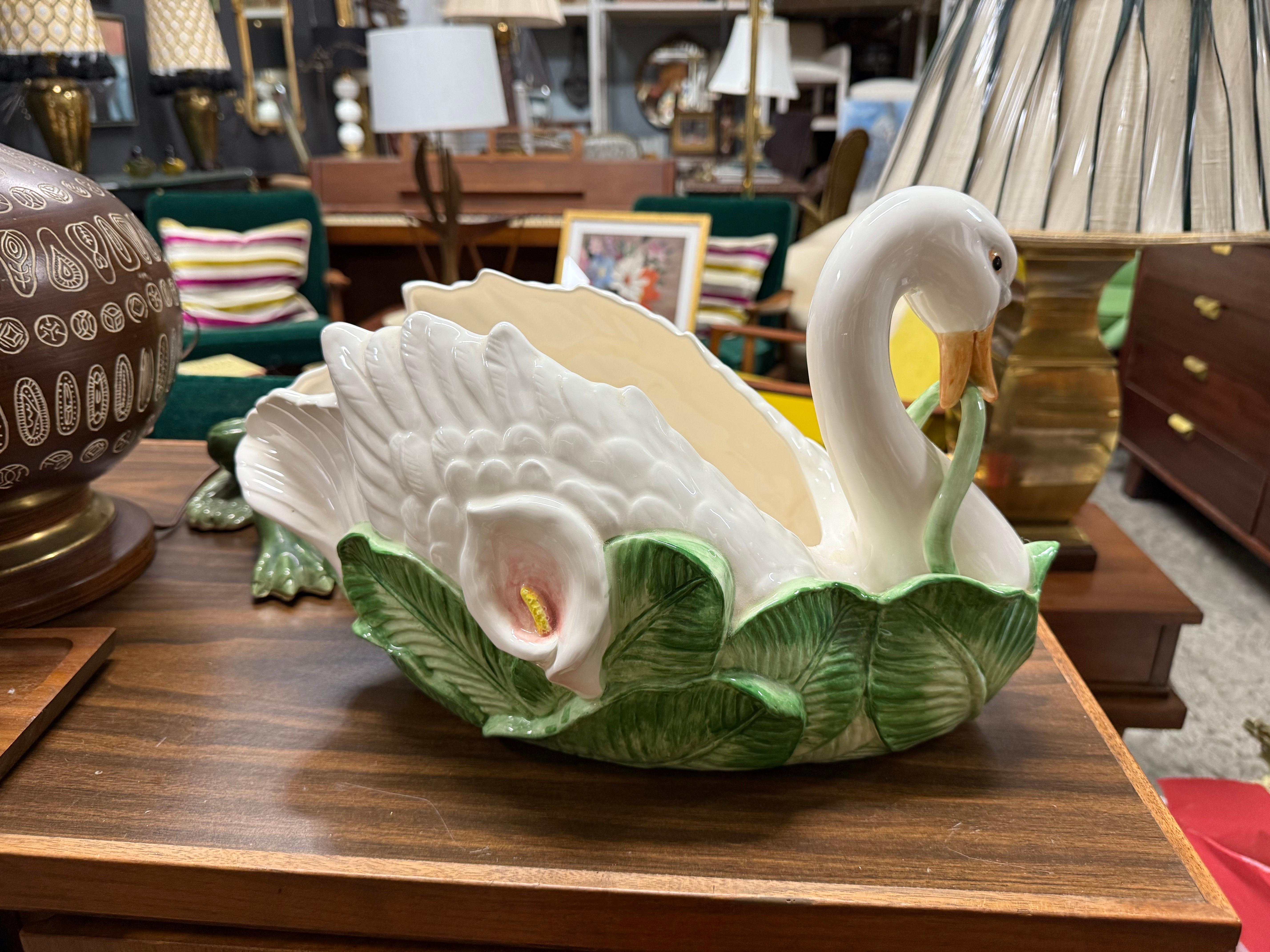 1987 Fitz and Floyd Ceramic Swan Planter or Centerpiece Bowl In Good Condition For Sale In Charleston, SC