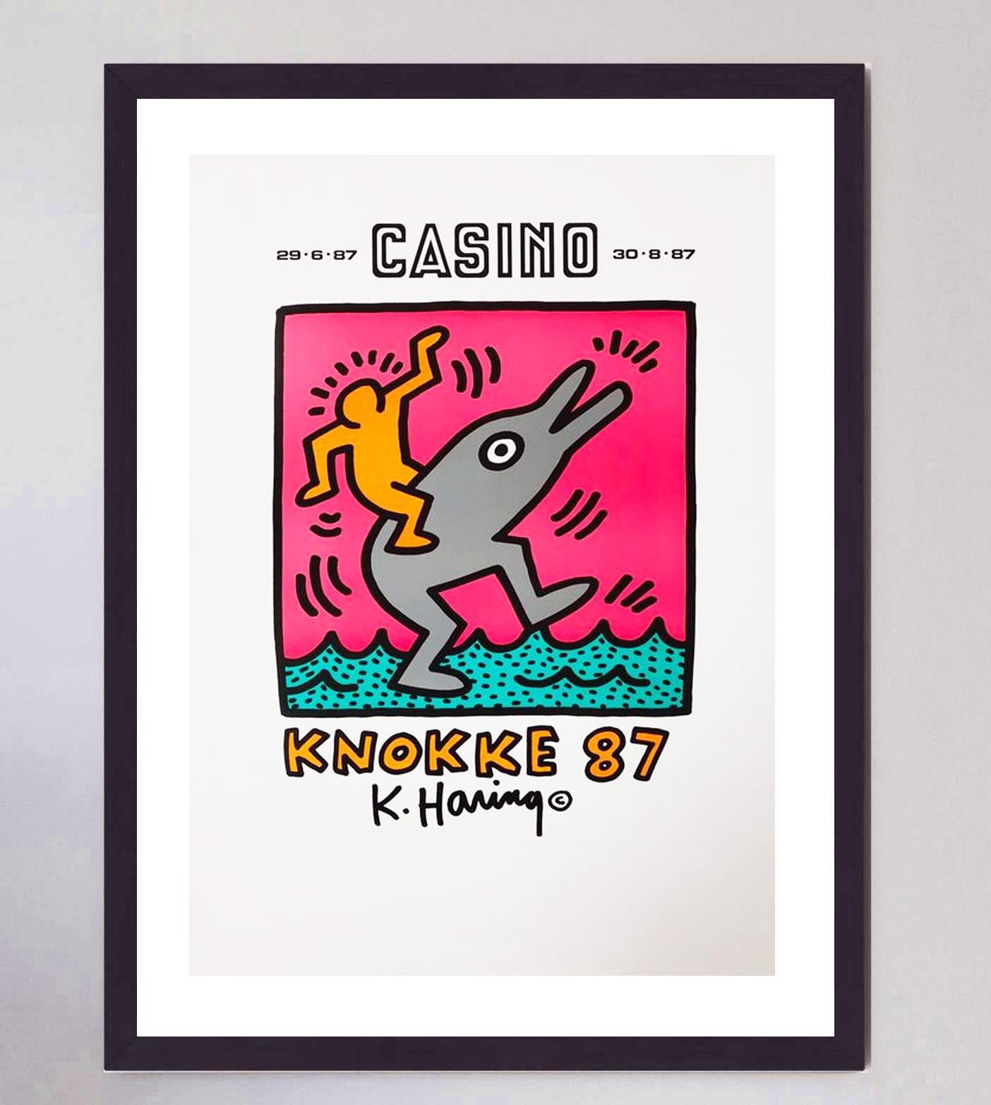 Réalisée pour promouvoir son exposition personnelle au Casino Knokke en Belgique, cette magnifique lithographie offset de Keith Haring est imprimée en 5 couleurs et présente une magnifique œuvre d'art originale. L'exposition s'est déroulée, comme