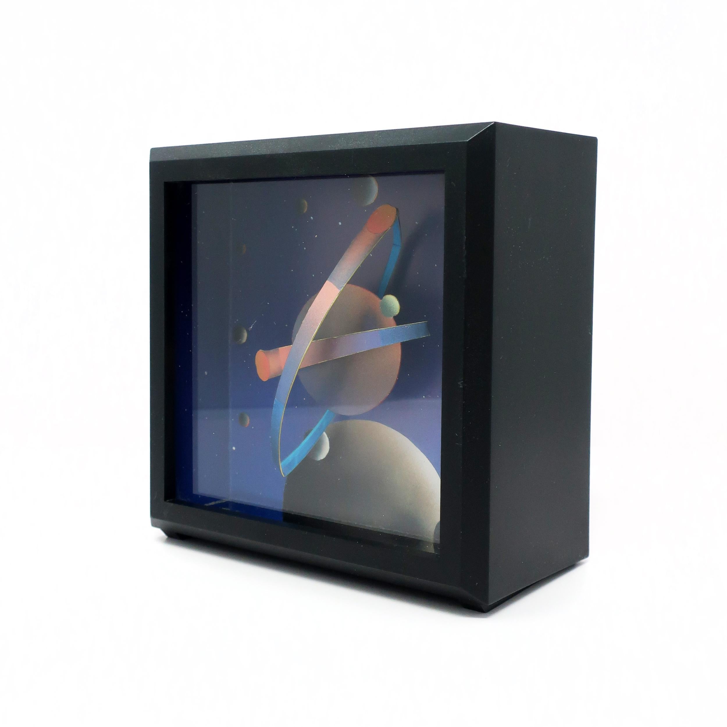 Une rare horloge de bureau de 1987 conçue par Douglas Chalk pour les horloges intelligentes. Un boîtier carré en plastique, une scène spatiale pour le visage, des aiguilles des secondes et des heures multicolores en forme d'orbites de planètes, et