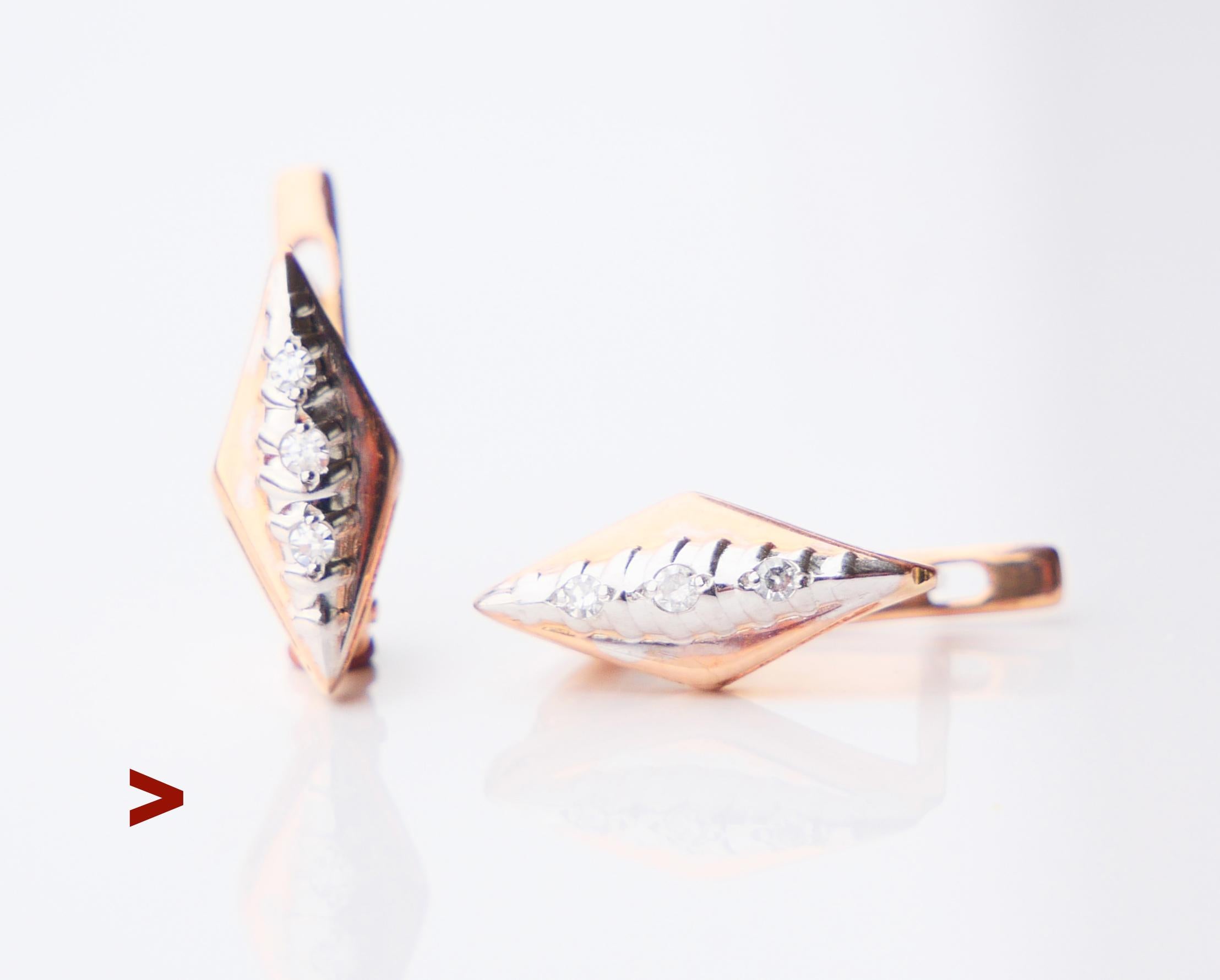 Une paire de boucles d'oreilles russes vintage en diamant avec des crochets pliants. Pièces en or rose massif 14K, bourgeons en forme de bateau avec sommet en or blanc. 

Chaque boucle d'oreille porte la mention 