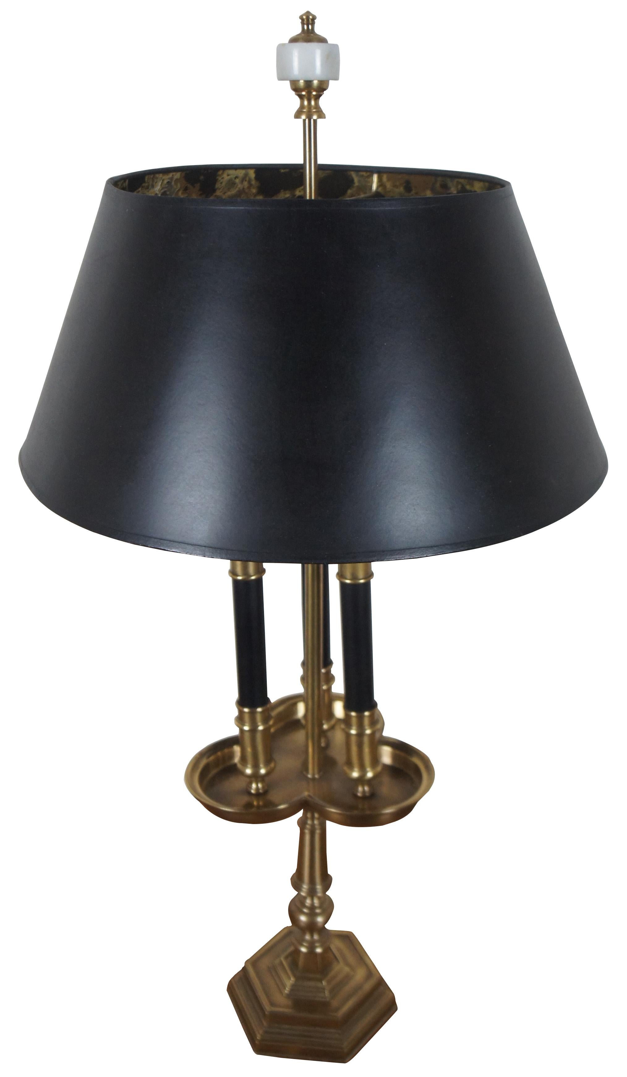 Grande lampe de table bouillotte française à deux lumières Frederick Cooper en laiton avec des accents noirs et un fleuron à pointes en marbre.

Mesures : 7 x 30 / Abat-jour - 16,25 x 7 (diamètre x hauteur).