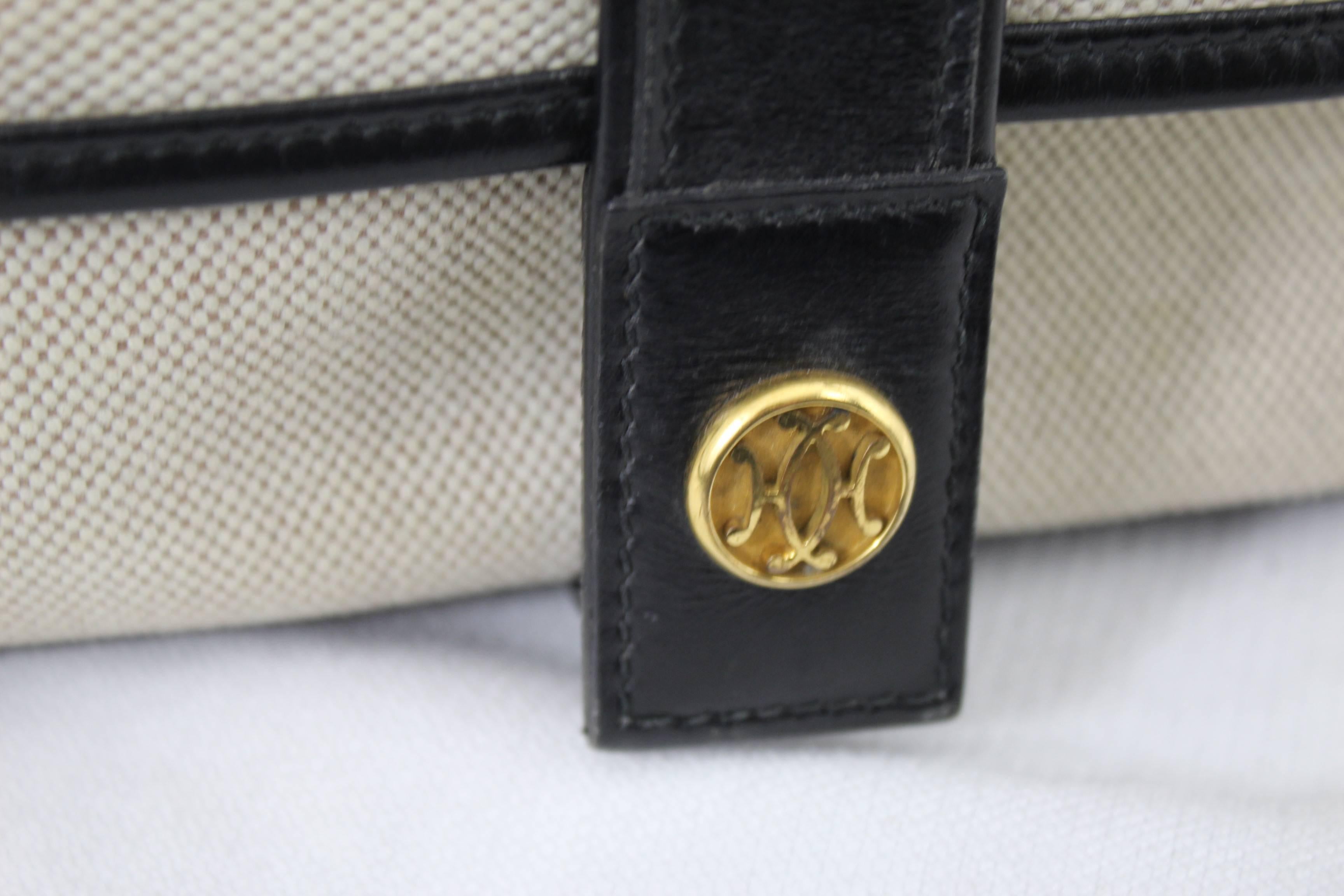 Nice Hermes Vintage Noumea bag i classical hermes canvas and leather.

good vintage condition, some light signs of use.

Can be worn crossbody by someone of small size.

2 lenghts for the shoulder strap.

Size 11x9 inches