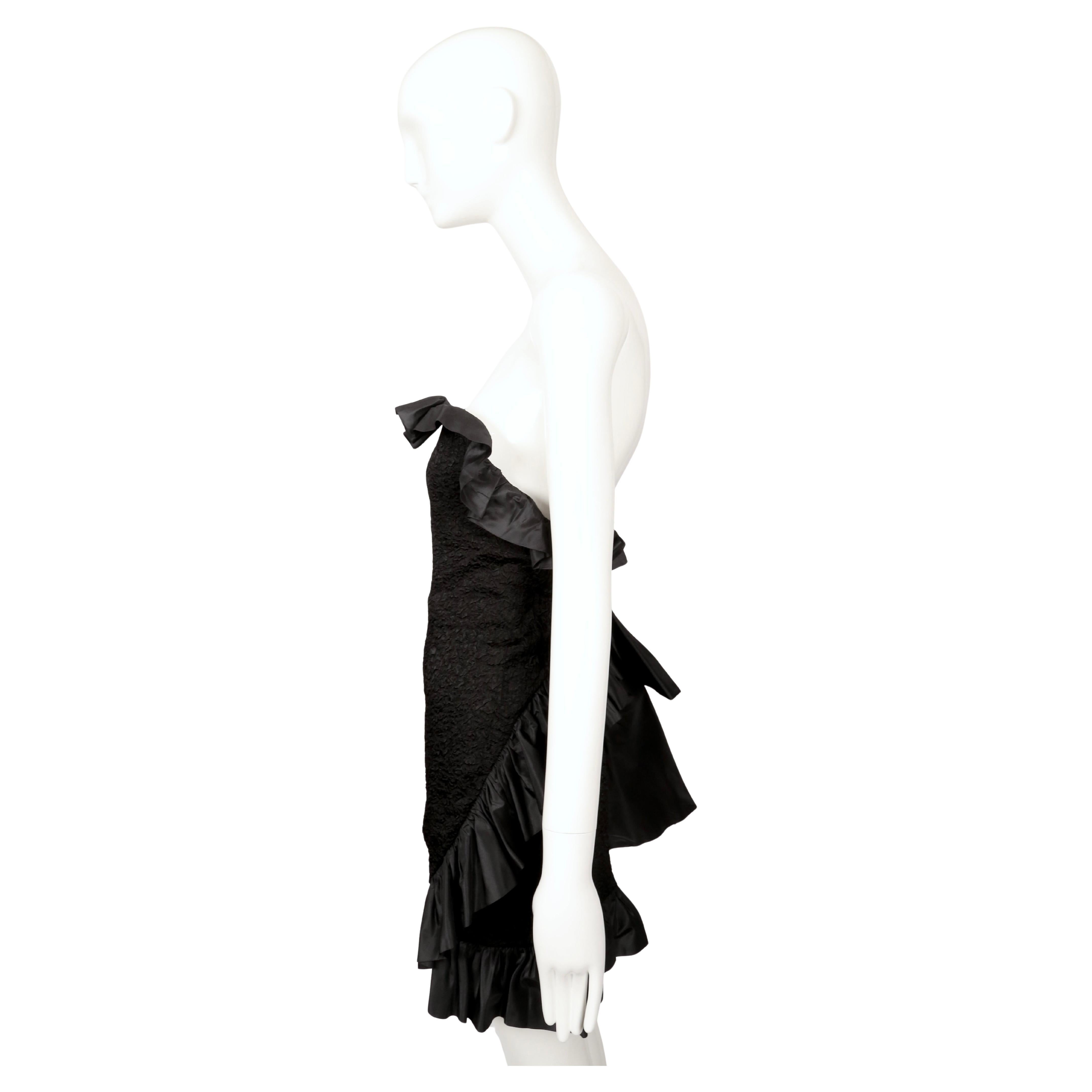 1987 YVES SAINT LAURENT vestido negro de tirantes con volantes y lazo en venta 5