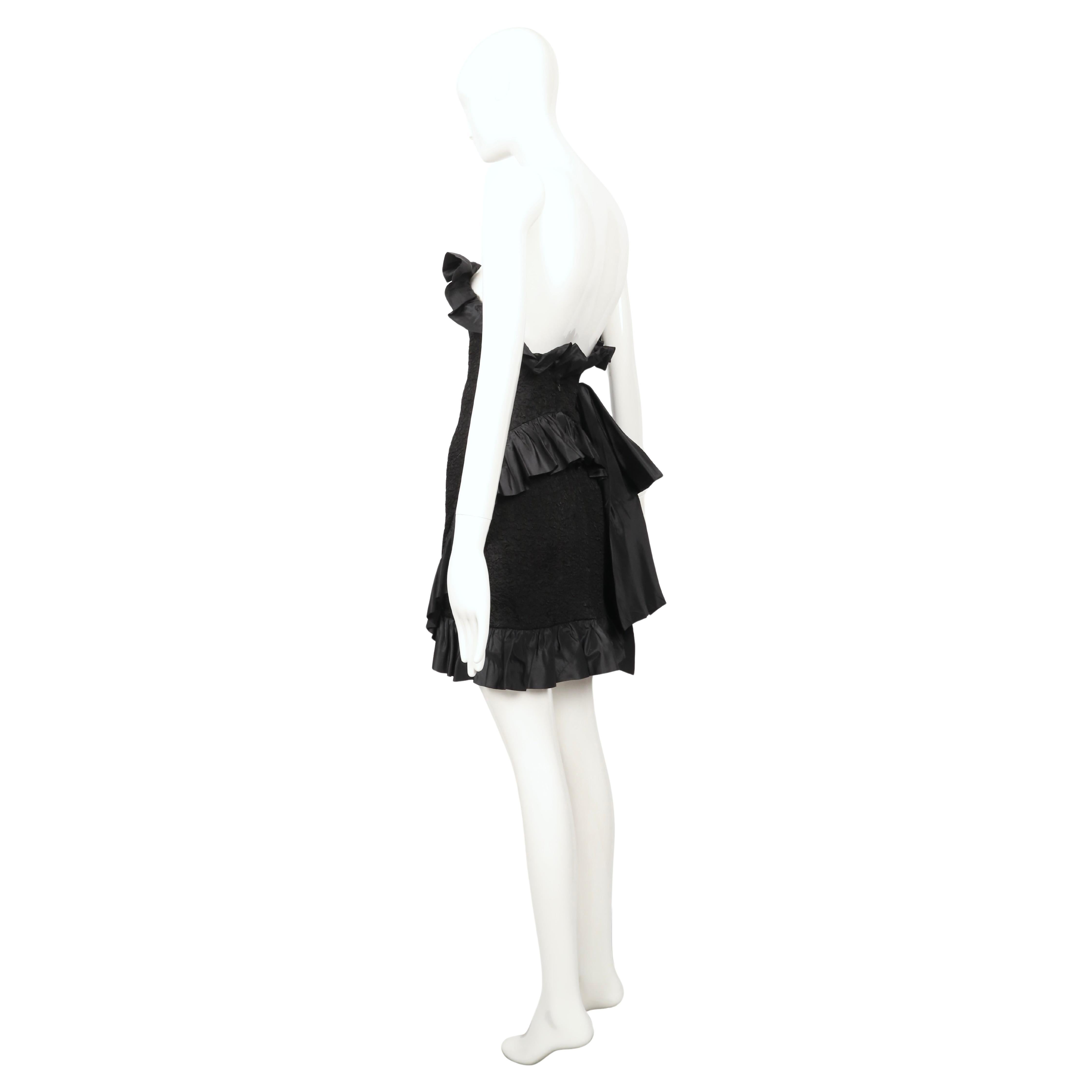 1987 YVES SAINT LAURENT vestido negro de tirantes con volantes y lazo en venta 6