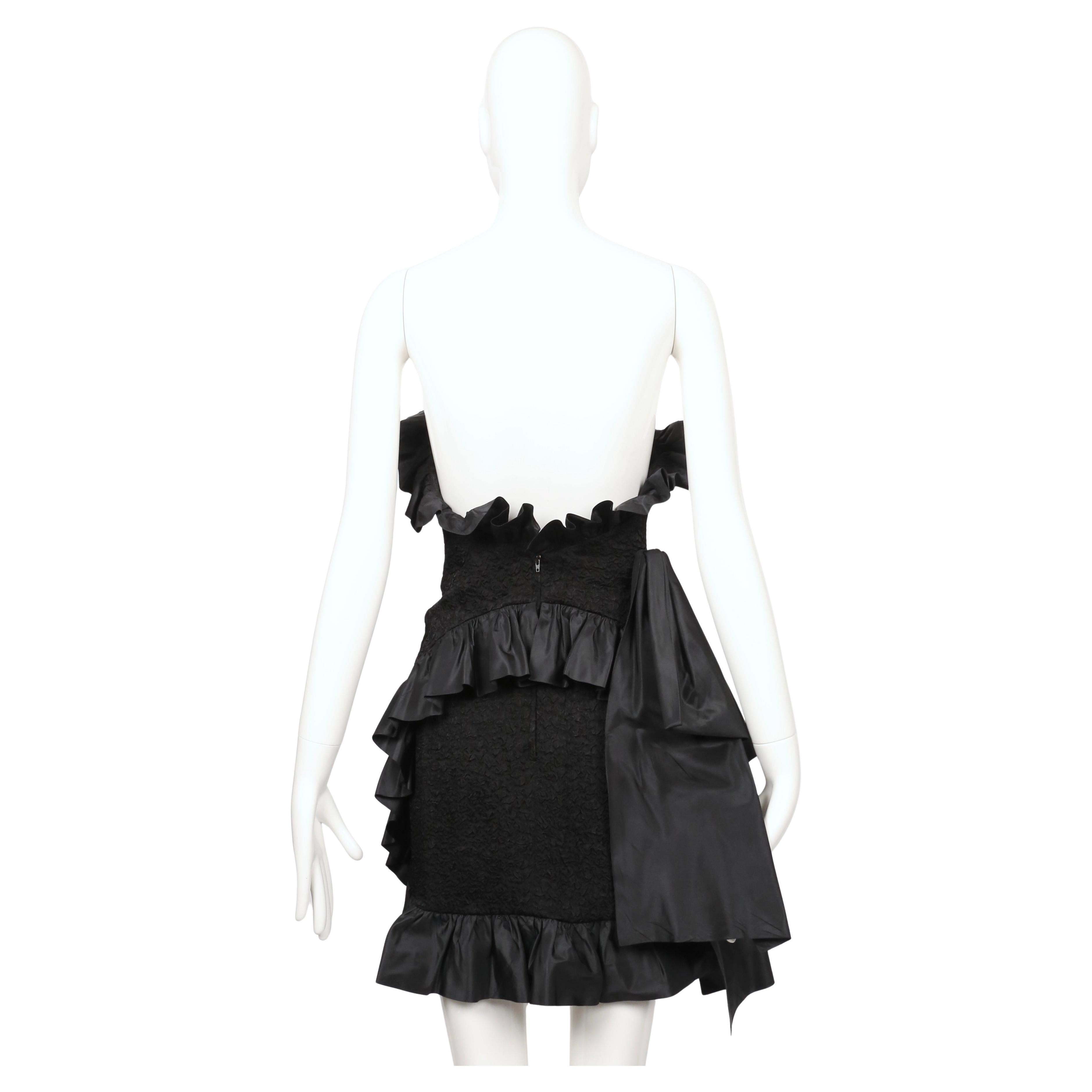 1987 YVES SAINT LAURENT vestido negro de tirantes con volantes y lazo en venta 7