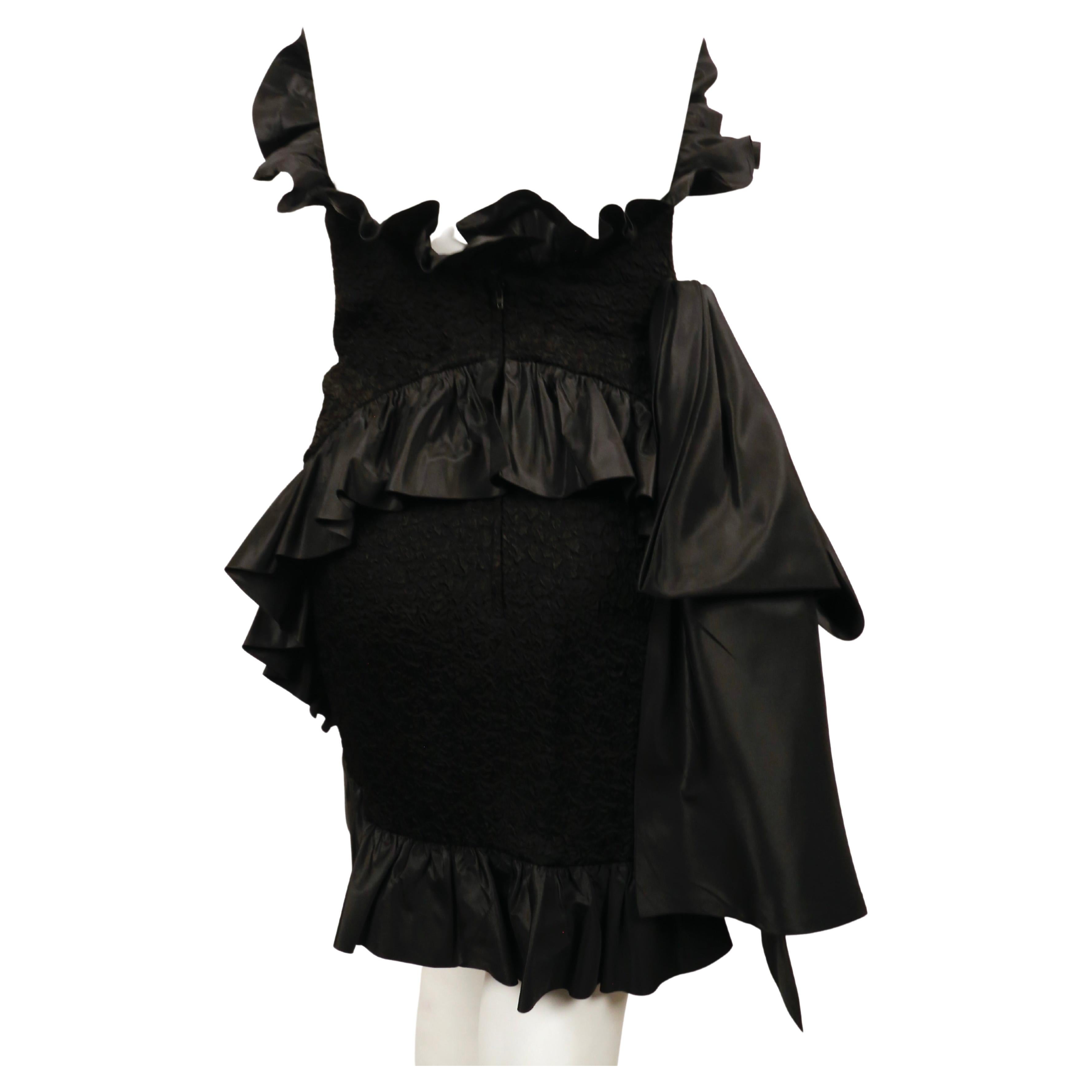 1987 YVES SAINT LAURENT vestido negro de tirantes con volantes y lazo en venta 8