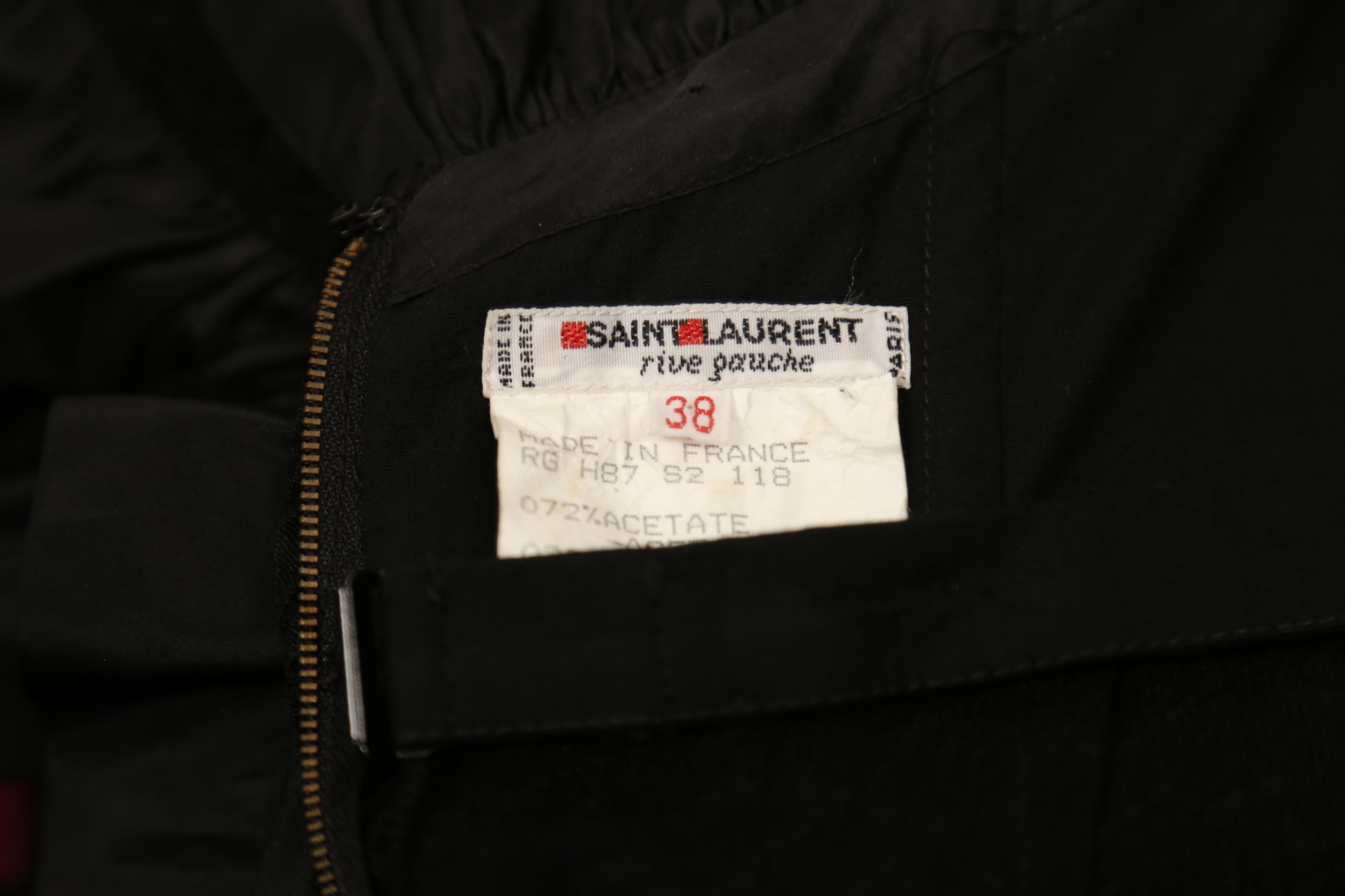 1987 YVES SAINT LAURENT vestido negro de tirantes con volantes y lazo en venta 9