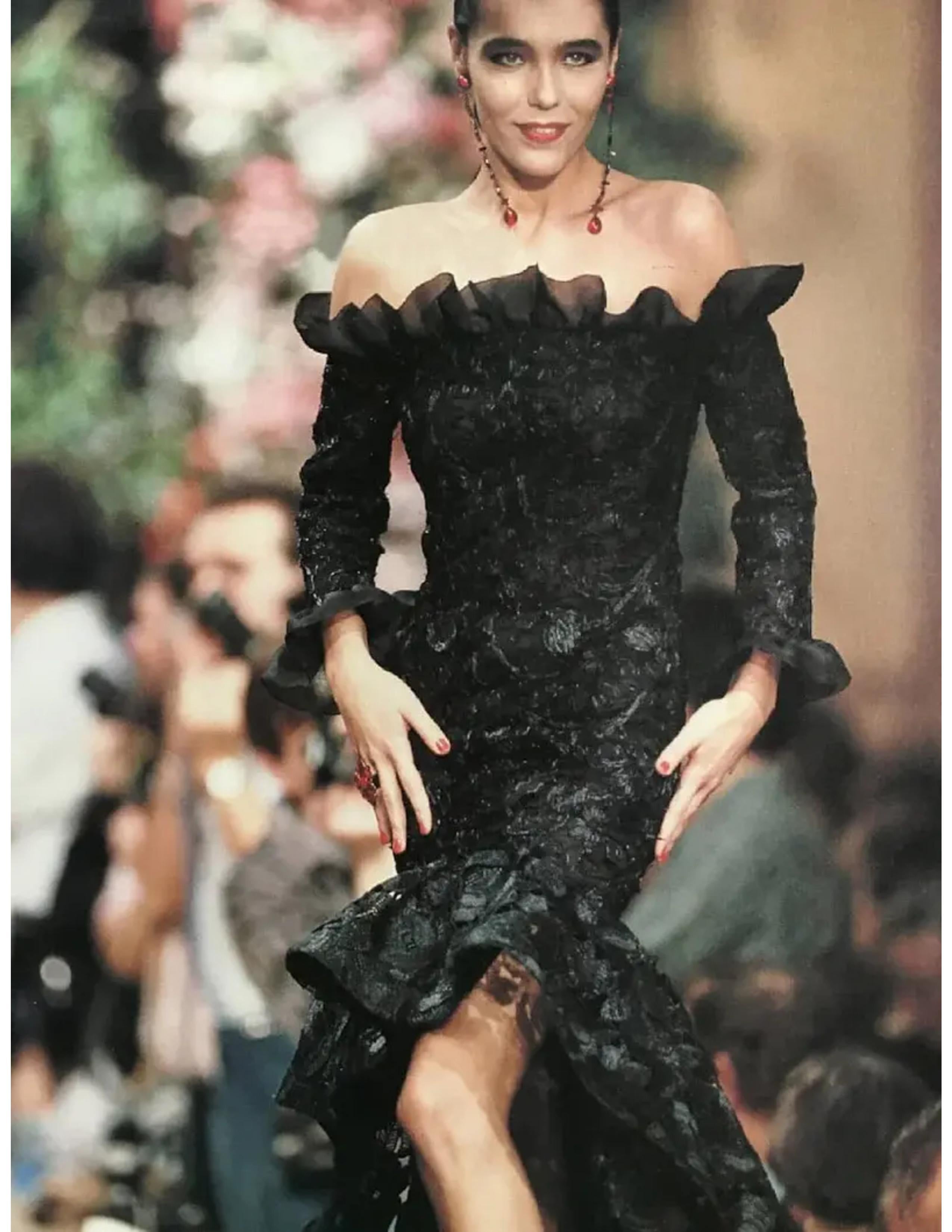 1987 YVES SAINT LAURENT vestido negro de tirantes con volantes y lazo en venta 12