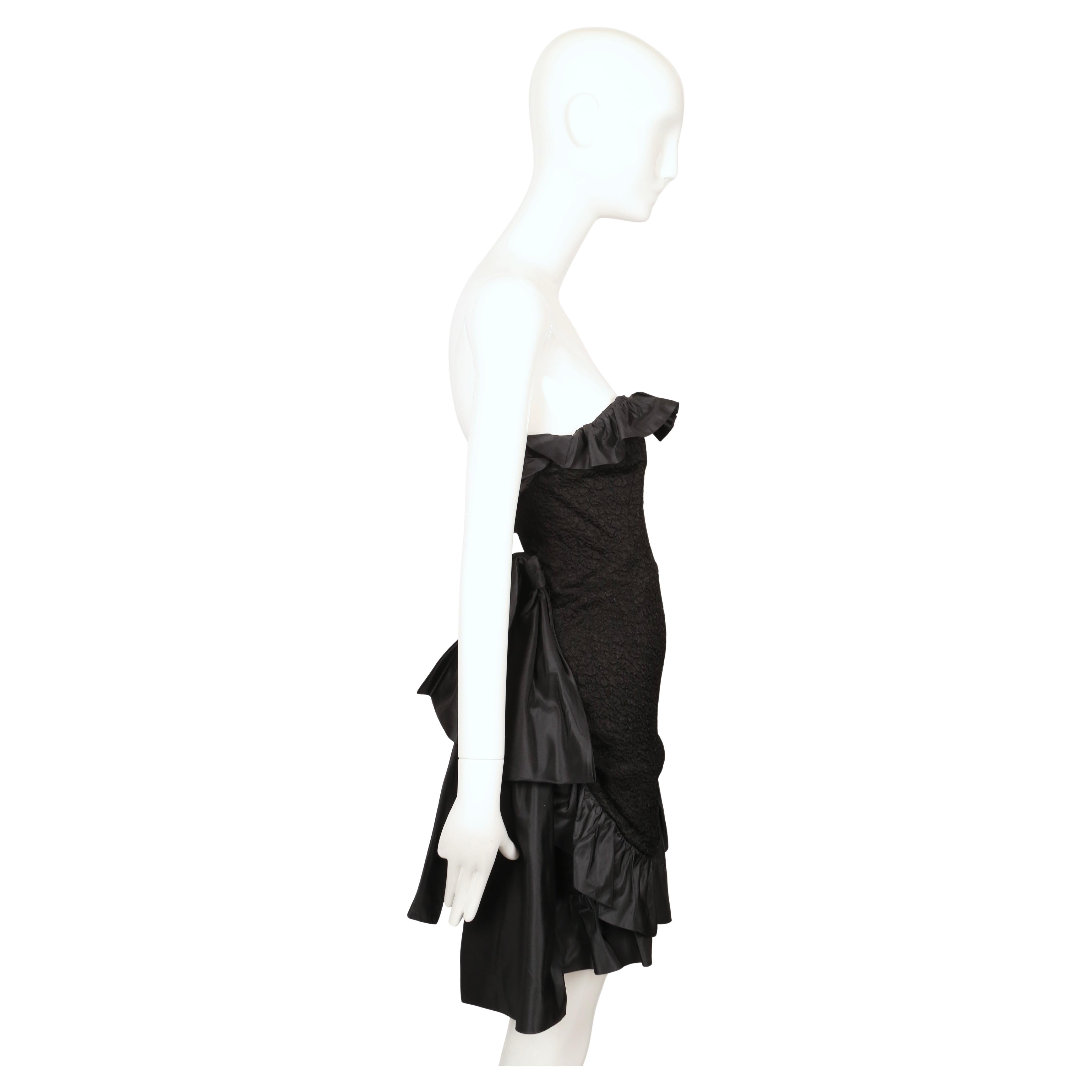 De las mujeres 1987 YVES SAINT LAURENT vestido negro de tirantes con volantes y lazo en venta