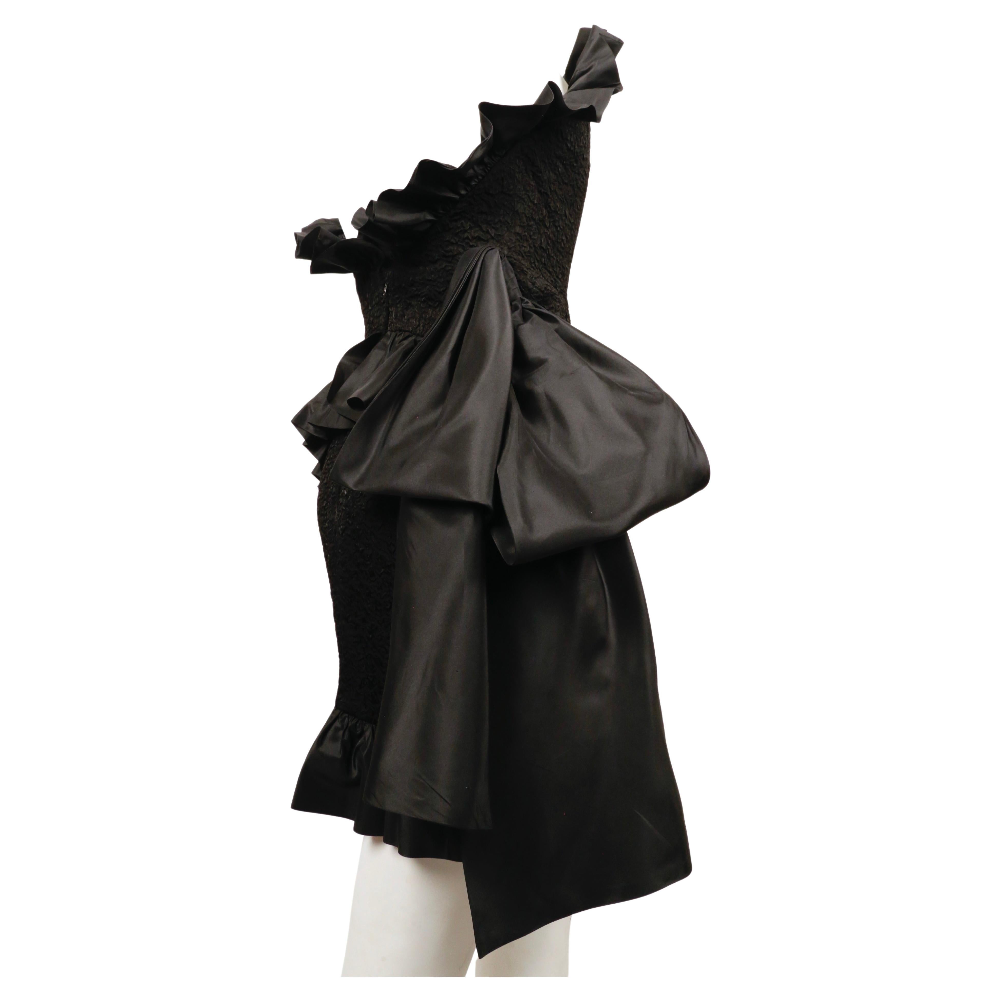 1987 YVES SAINT LAURENT vestido negro de tirantes con volantes y lazo en venta 1