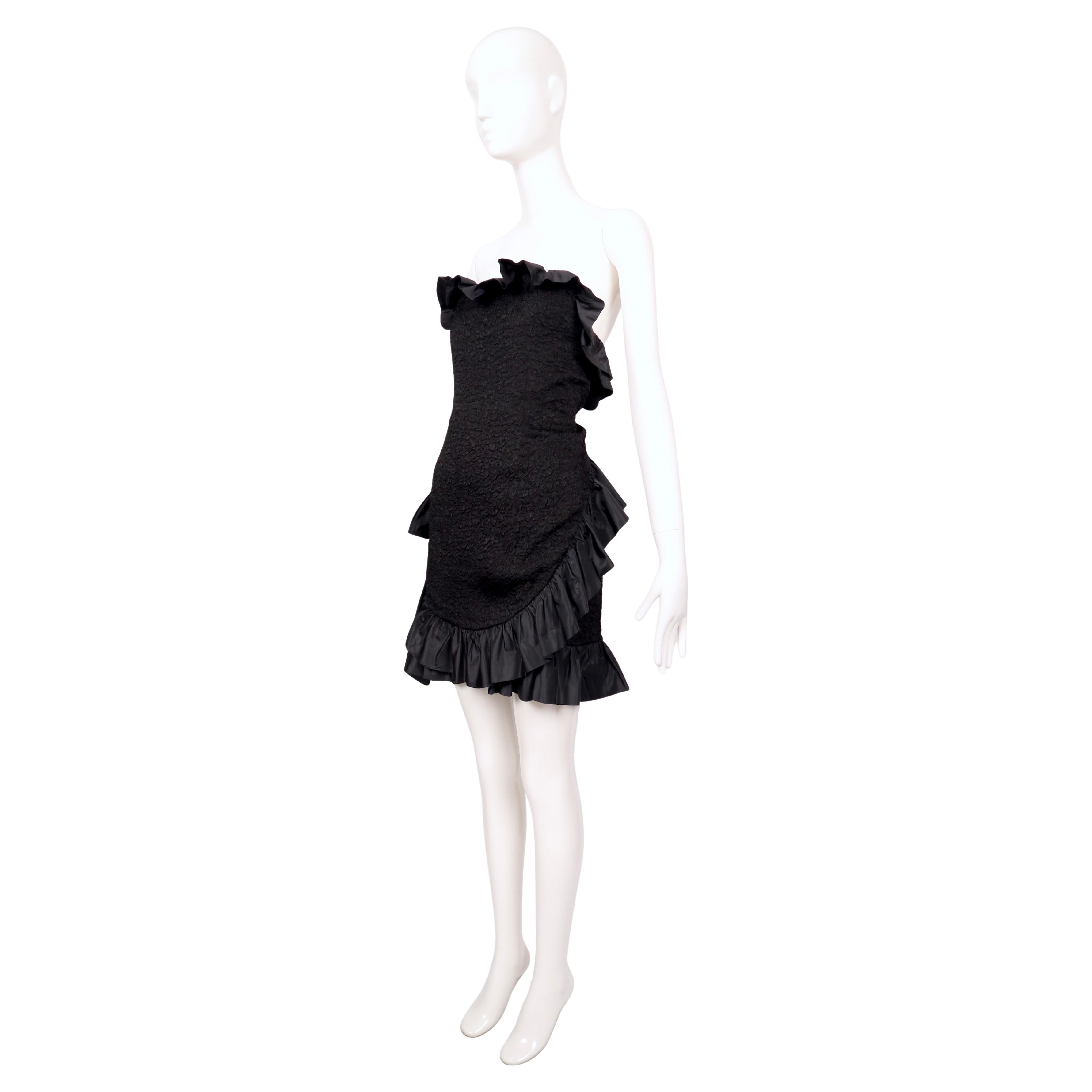 1987 YVES SAINT LAURENT vestido negro de tirantes con volantes y lazo en venta 3