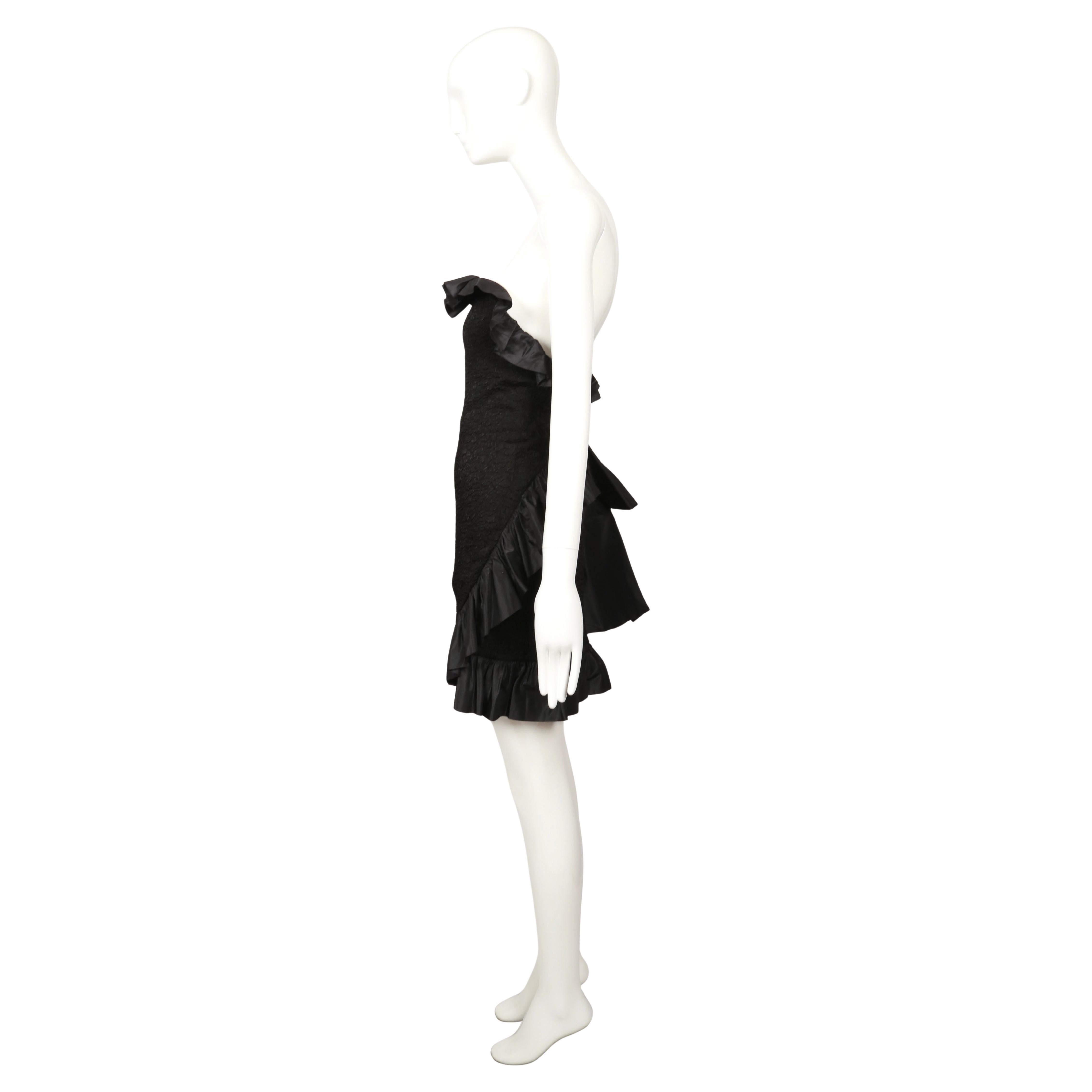 1987 YVES SAINT LAURENT vestido negro de tirantes con volantes y lazo en venta 4