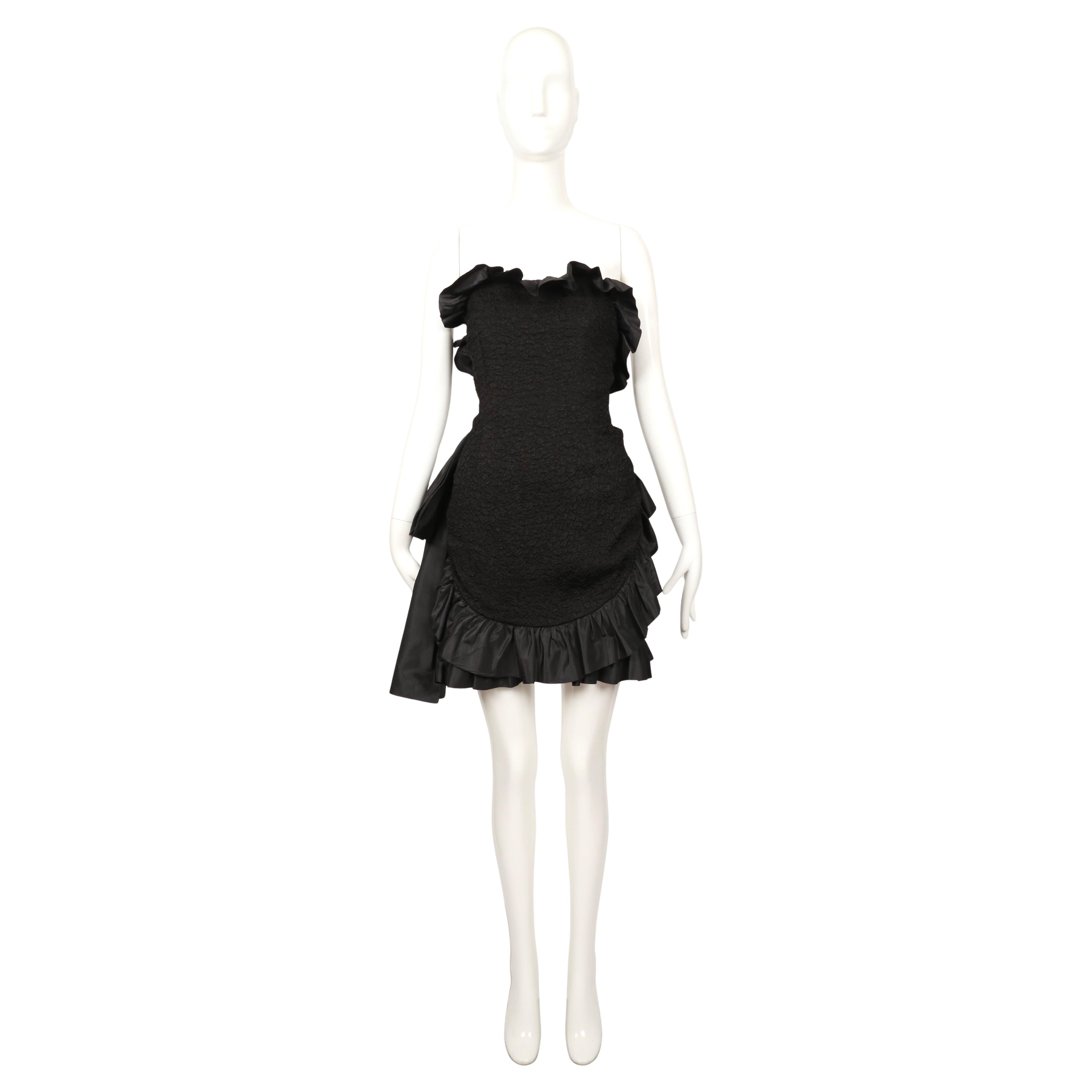1987 YVES SAINT LAURENT vestido negro de tirantes con volantes y lazo en venta