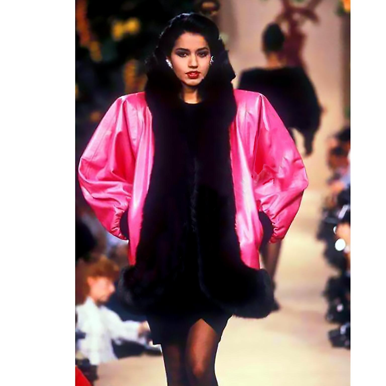Dies ist eine unglaubliche Yves Saint Laurent Vintage Haute Couture 1987 rosa Lederjacke mit gefärbten schwarzen Fuchspelz trimmen. Dieser Mantel war auf dem Laufsteg der YSL Haute Couture 1987/88 zu sehen und ist ein seltenes Stück Modegeschichte,