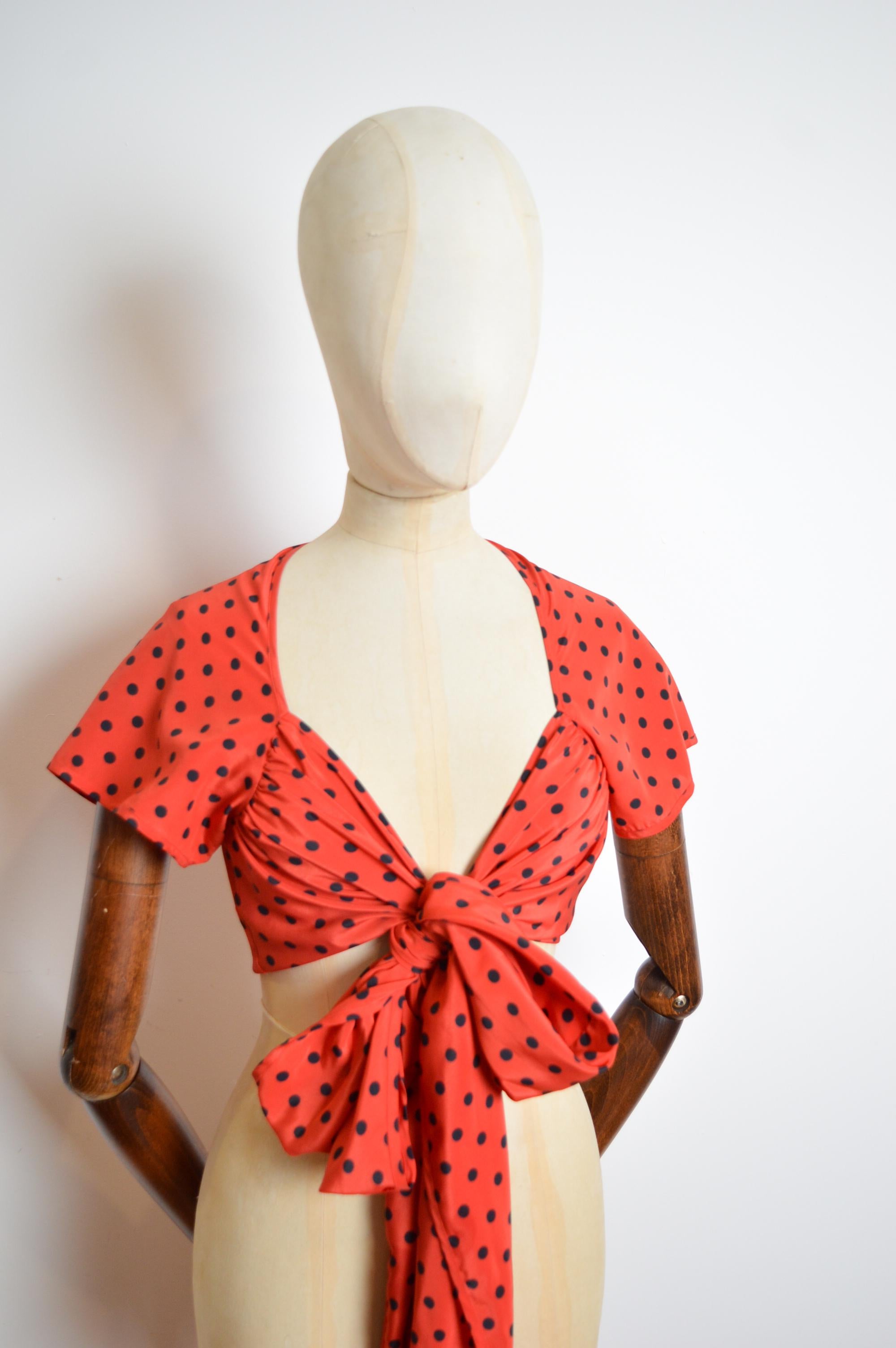 1988 Archival Moschino Runway Red & Black Polka Dot Crop top - Camicetta a portafoglio 
ECONOMICO E CHIC
MADE IN ITALY.
Da fossa a fossa; COMPLETAMENTE REGOLABILE
Dalla nuca all'orlo: 16