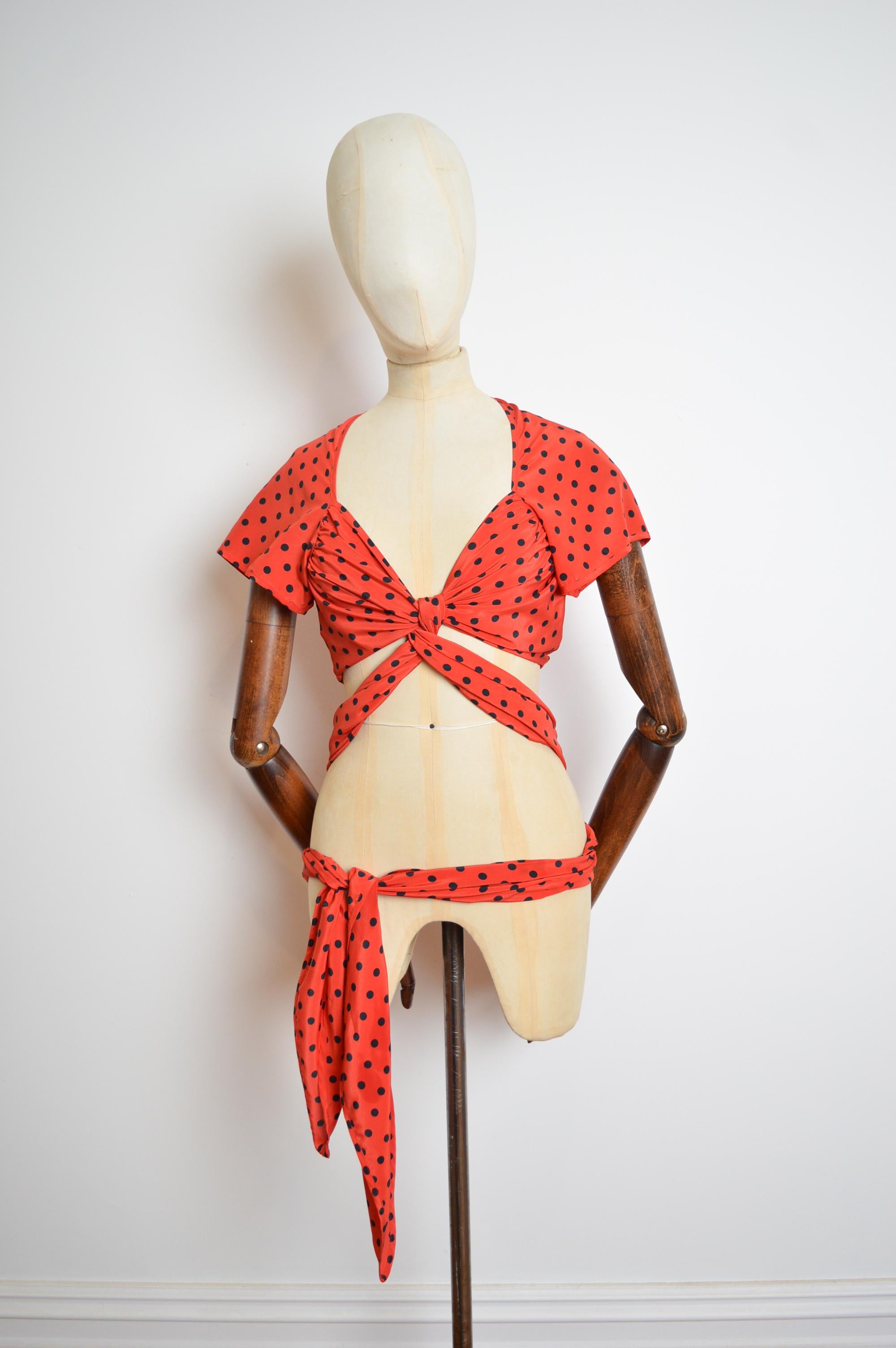 1988 Archival Moschino Runway Red & Black Polka Dot Crop top - Camicetta a portafoglio In condizioni ottime in vendita a Sheffield, GB