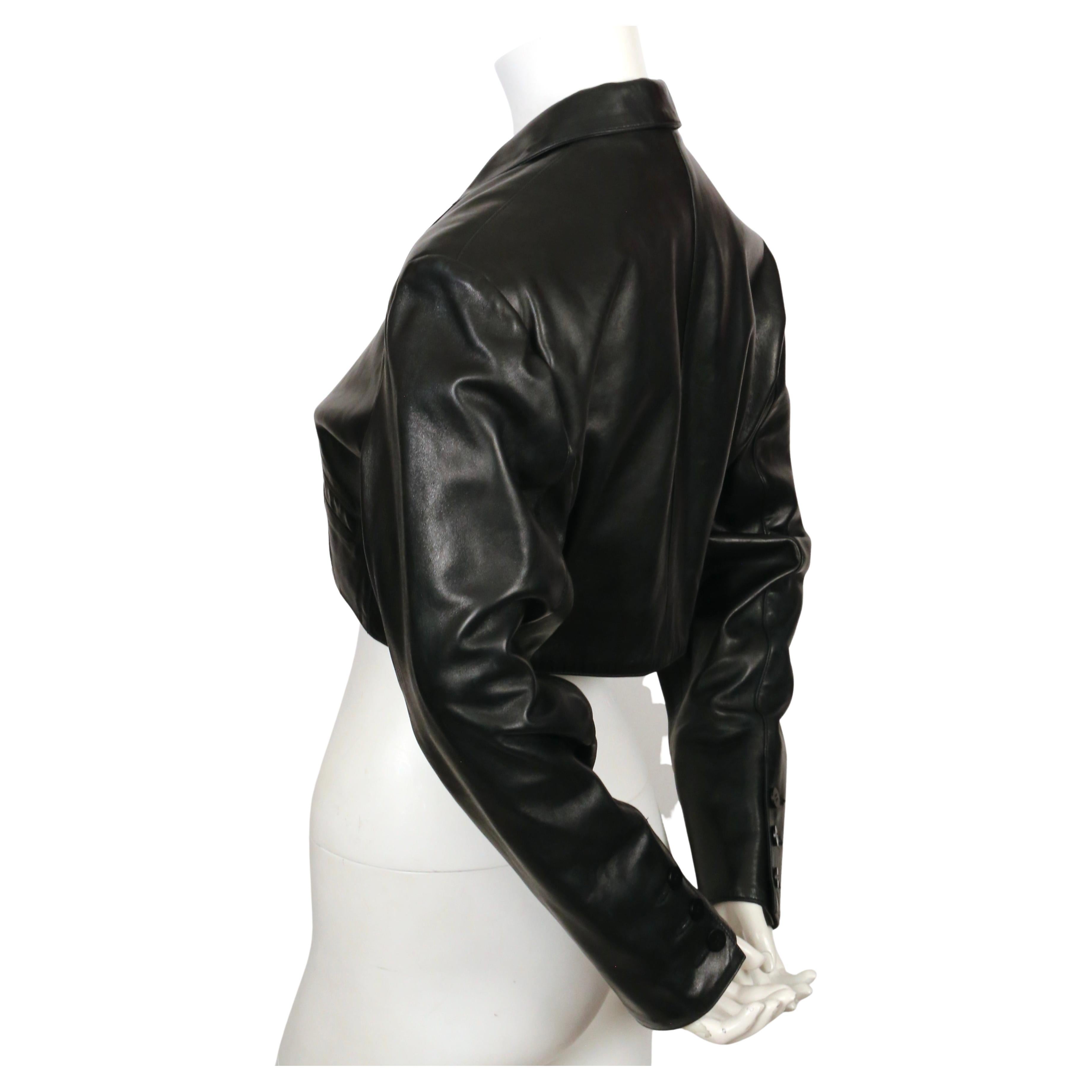 Noir 1988 AZZEDINE ALAIA Veste en cuir noir cropped avec poches incurvées en vente