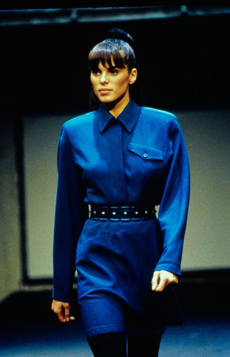 1988 AZZEDINE ALAIA cintura da passerella in pelle rossa e viola con borchie a piramide in ottone in vendita 5