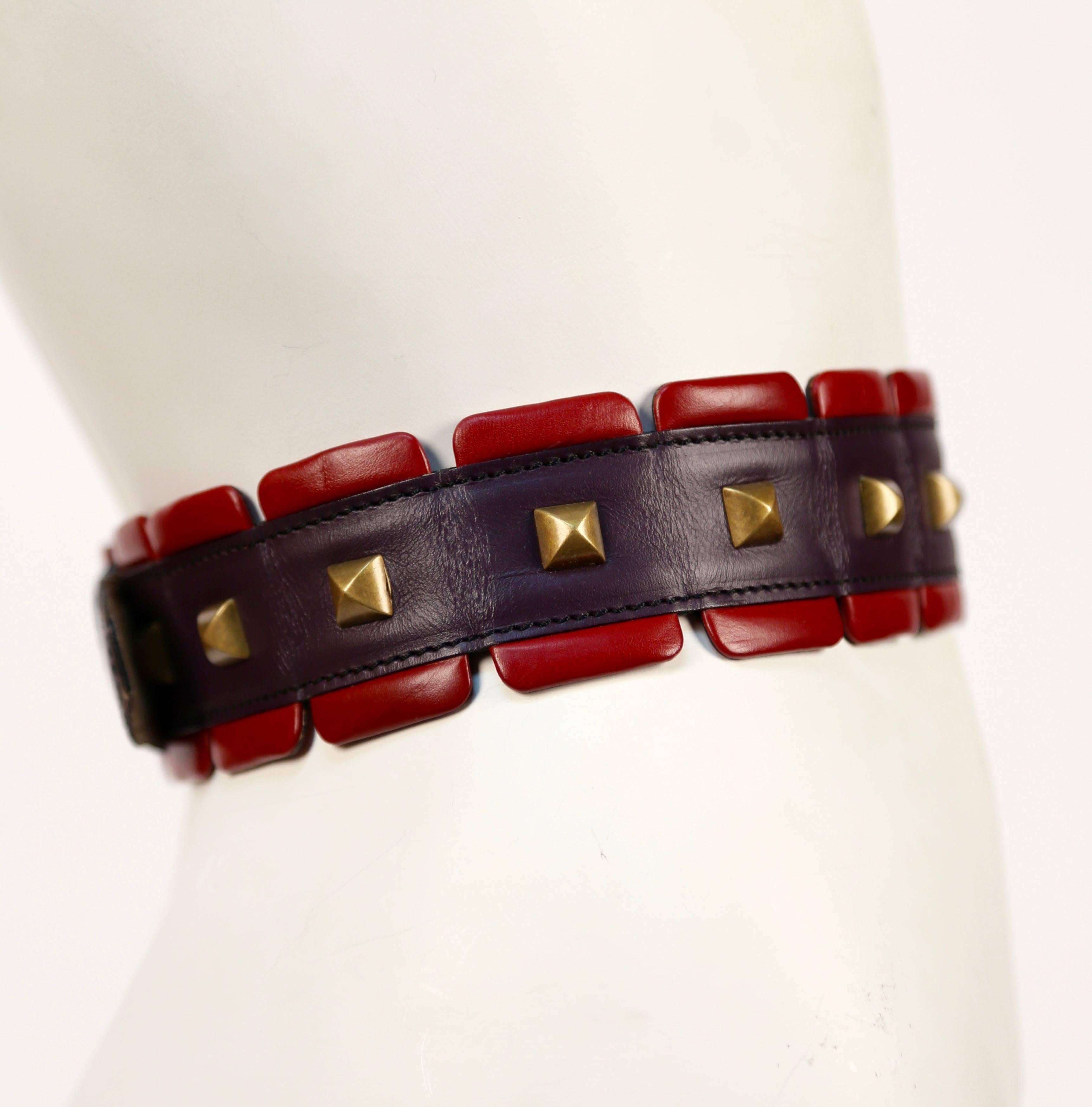 1988 AZZEDINE ALAIA red and purple leather RUNWAY belt with brass pyramid studs In Good Condition For Sale In San Fransisco, CA