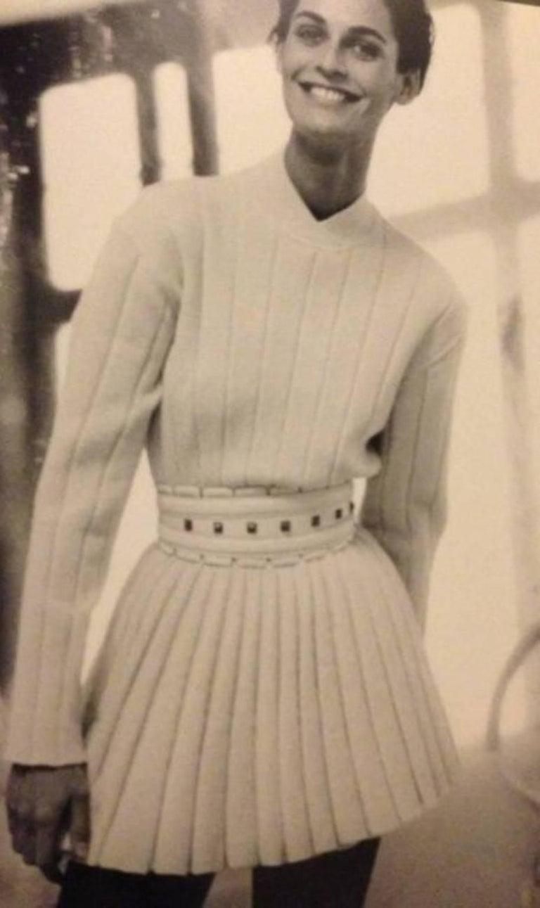 1988 AZZEDINE ALAIA cintura da passerella in pelle rossa e viola con borchie a piramide in ottone in vendita 1