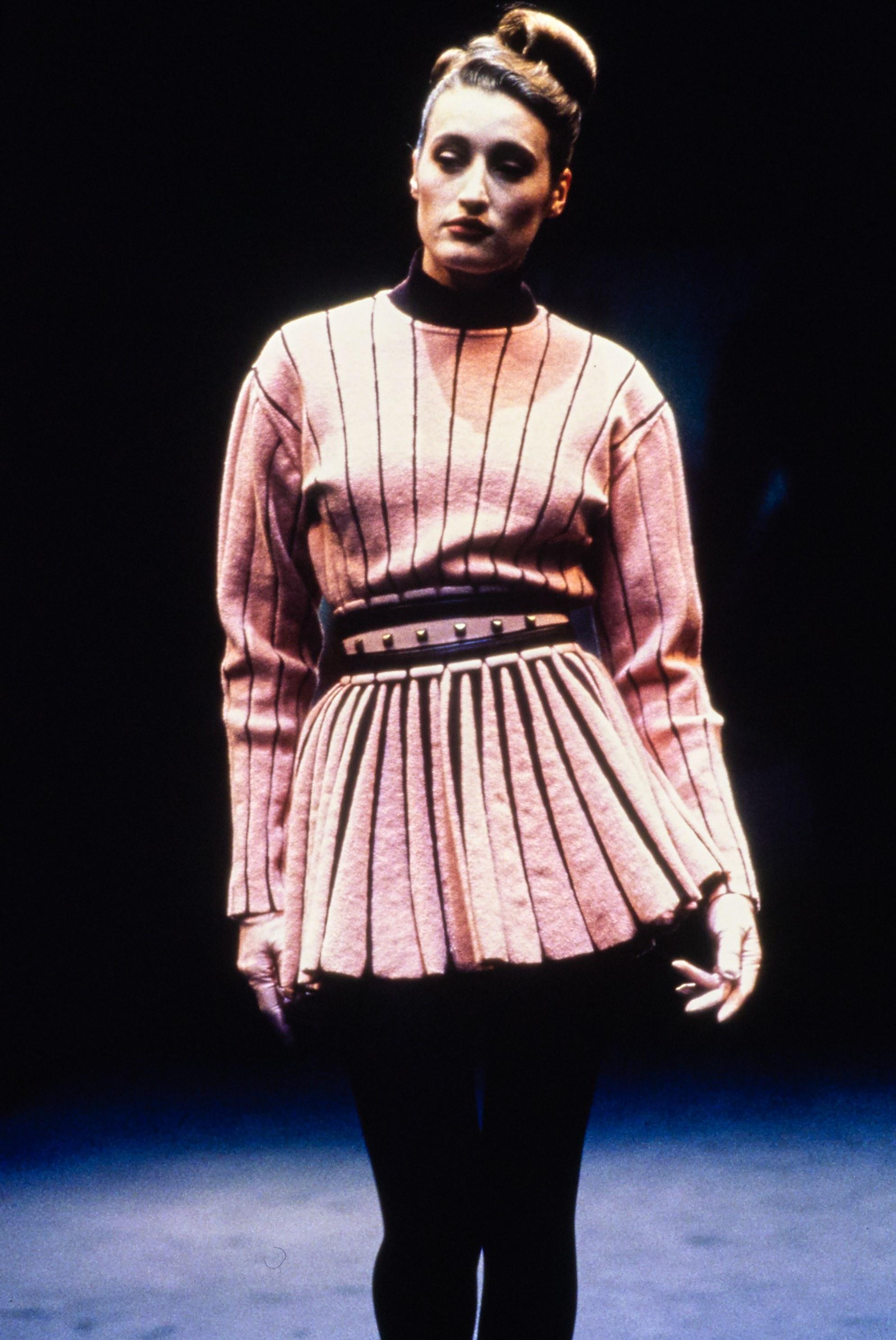 1988 AZZEDINE ALAIA ceinture RUNWAY en cuir rouge et violet avec clous pyramidaux en laiton en vente 3