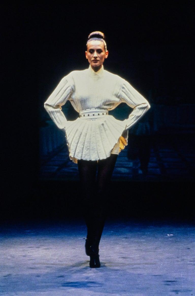 1988 AZZEDINE ALAIA cintura da passerella in pelle rossa e viola con borchie a piramide in ottone in vendita 2