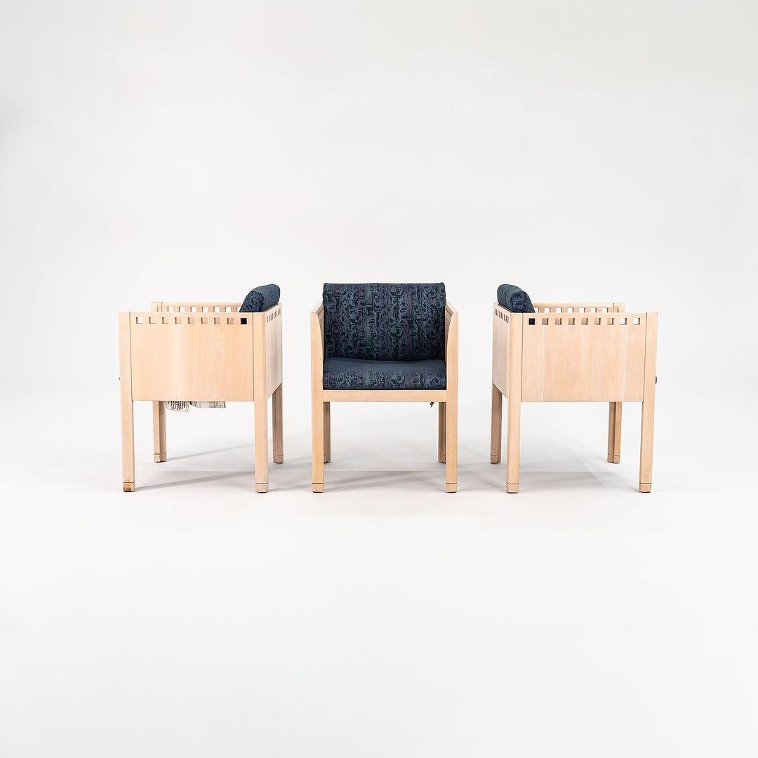 Dies ist ein Postmodern Cubed Case Chair, entworfen von Brian Kane für die Metropolitan Furniture Corporation im Jahr 1988. Im angegebenen Preis ist ein Stuhl enthalten, und wir haben drei Stühle zum Kauf verfügbar. Die Stühle haben eine gepolsterte