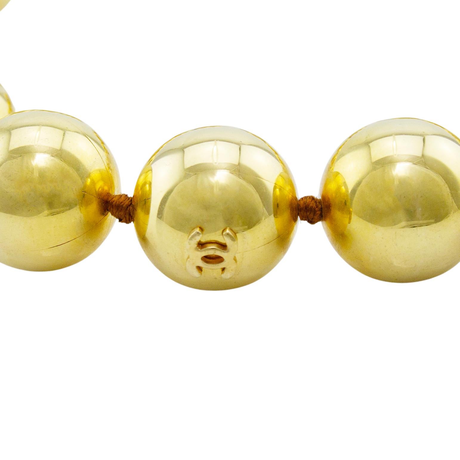 1988 Chanel Collection 27 Jumbo Ball - girocollo d'oro in vendita 1