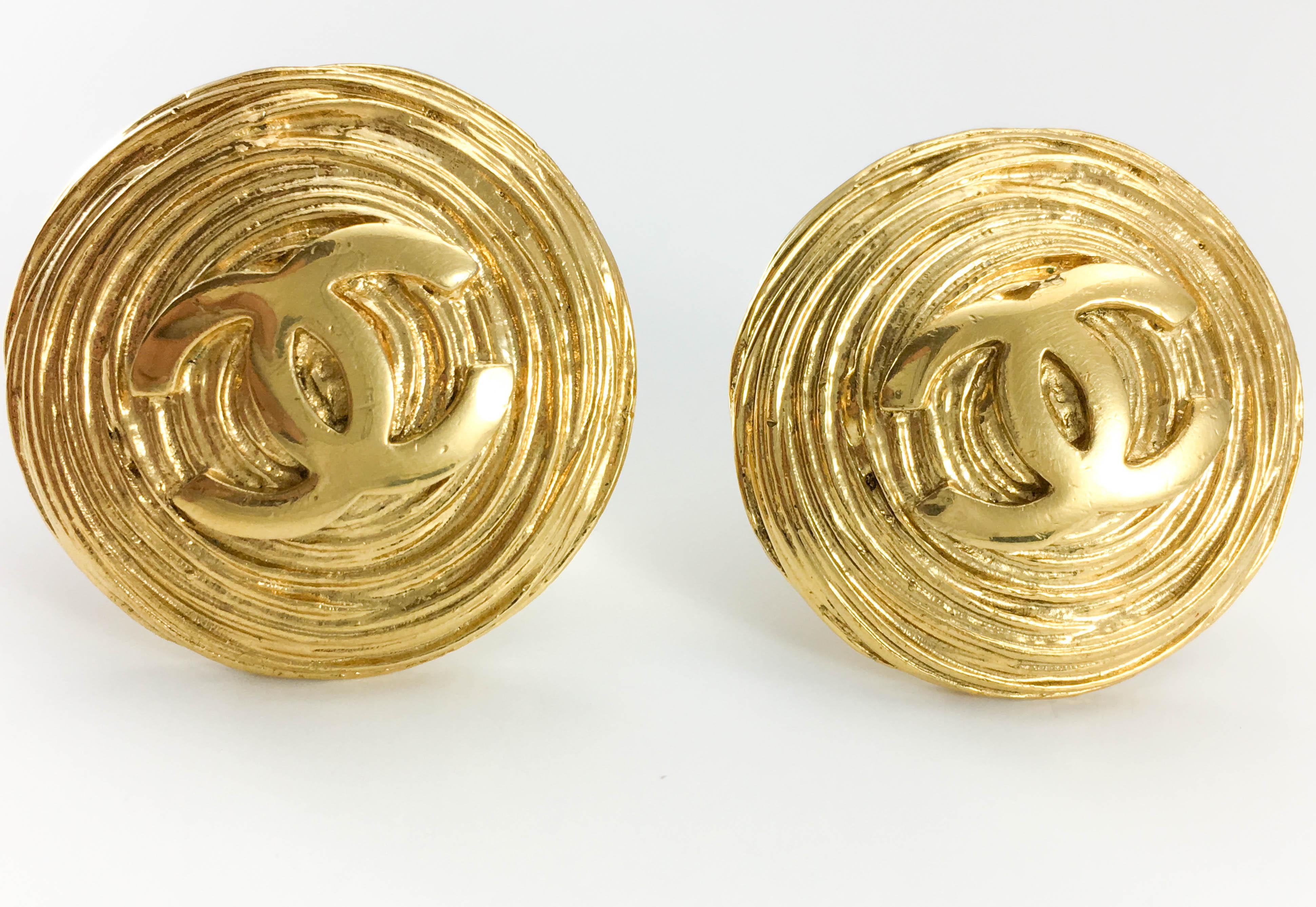 1988 Chanel Large Gold-Plated Textured Round Logo Earrings In Excellent Condition For Sale In London, Chelsea