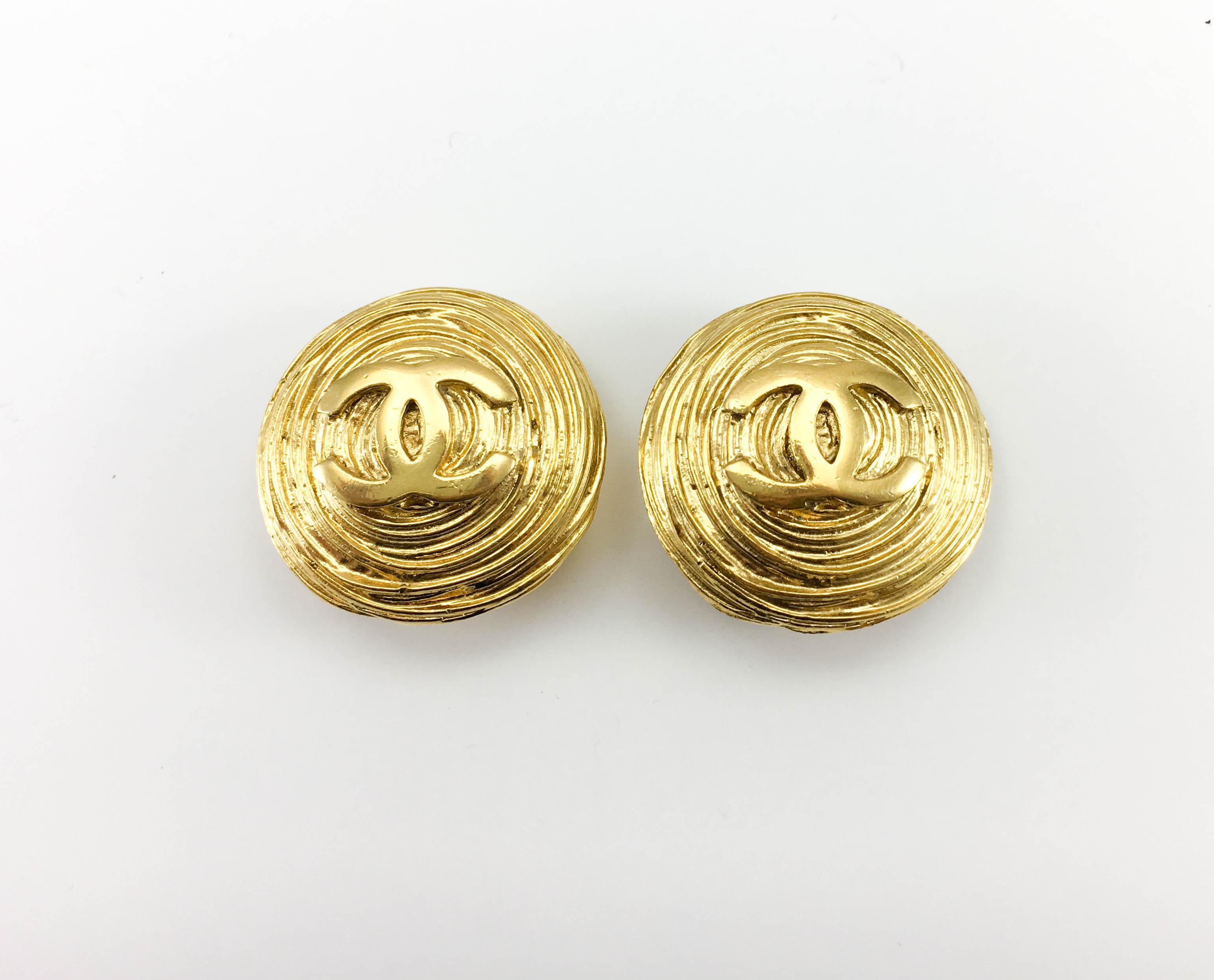 Women's 1988 Chanel Large Gold-Plated Textured Round Logo Earrings For Sale