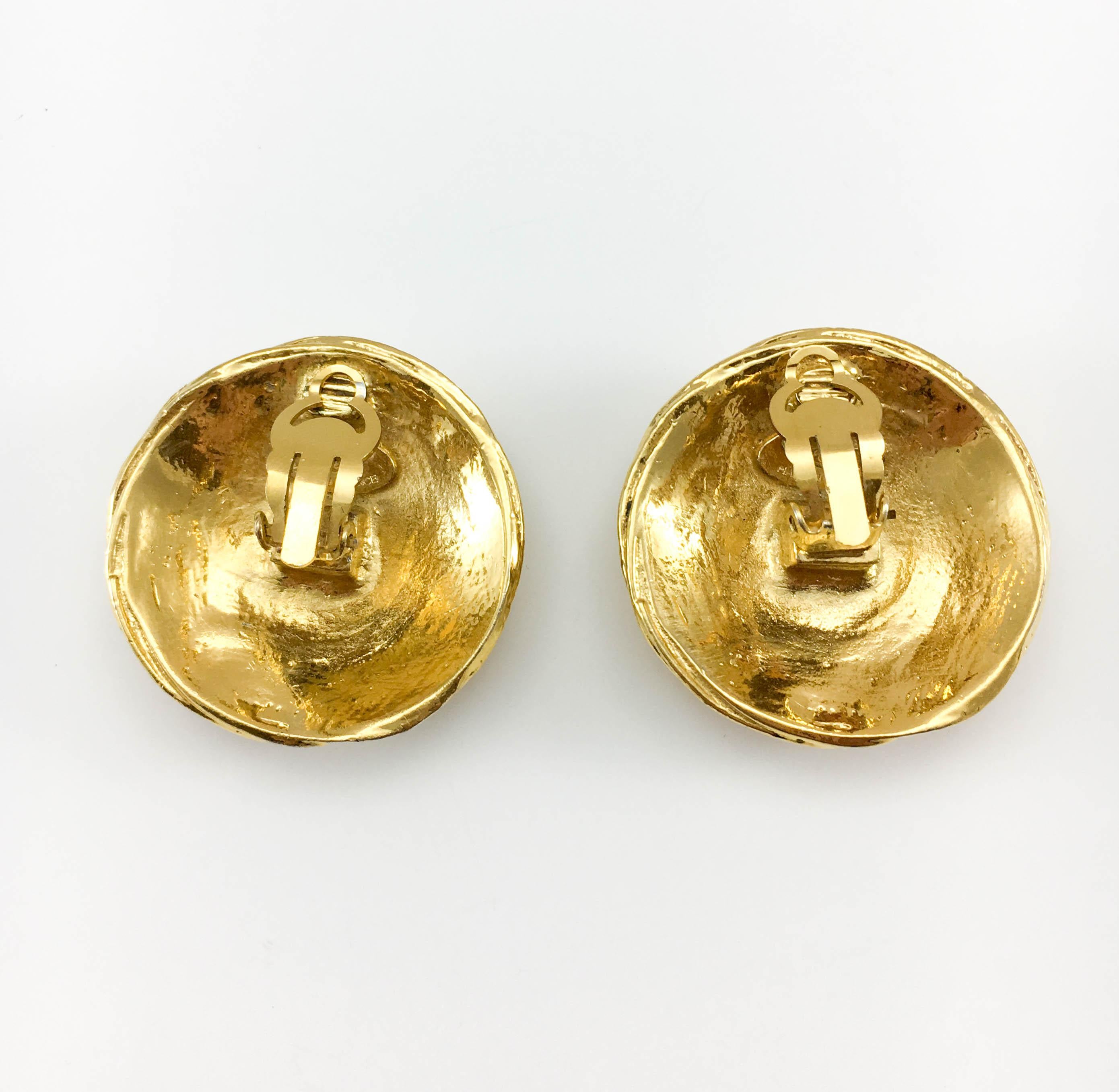 1988 Chanel Large Gold-Plated Textured Round Logo Earrings For Sale 1