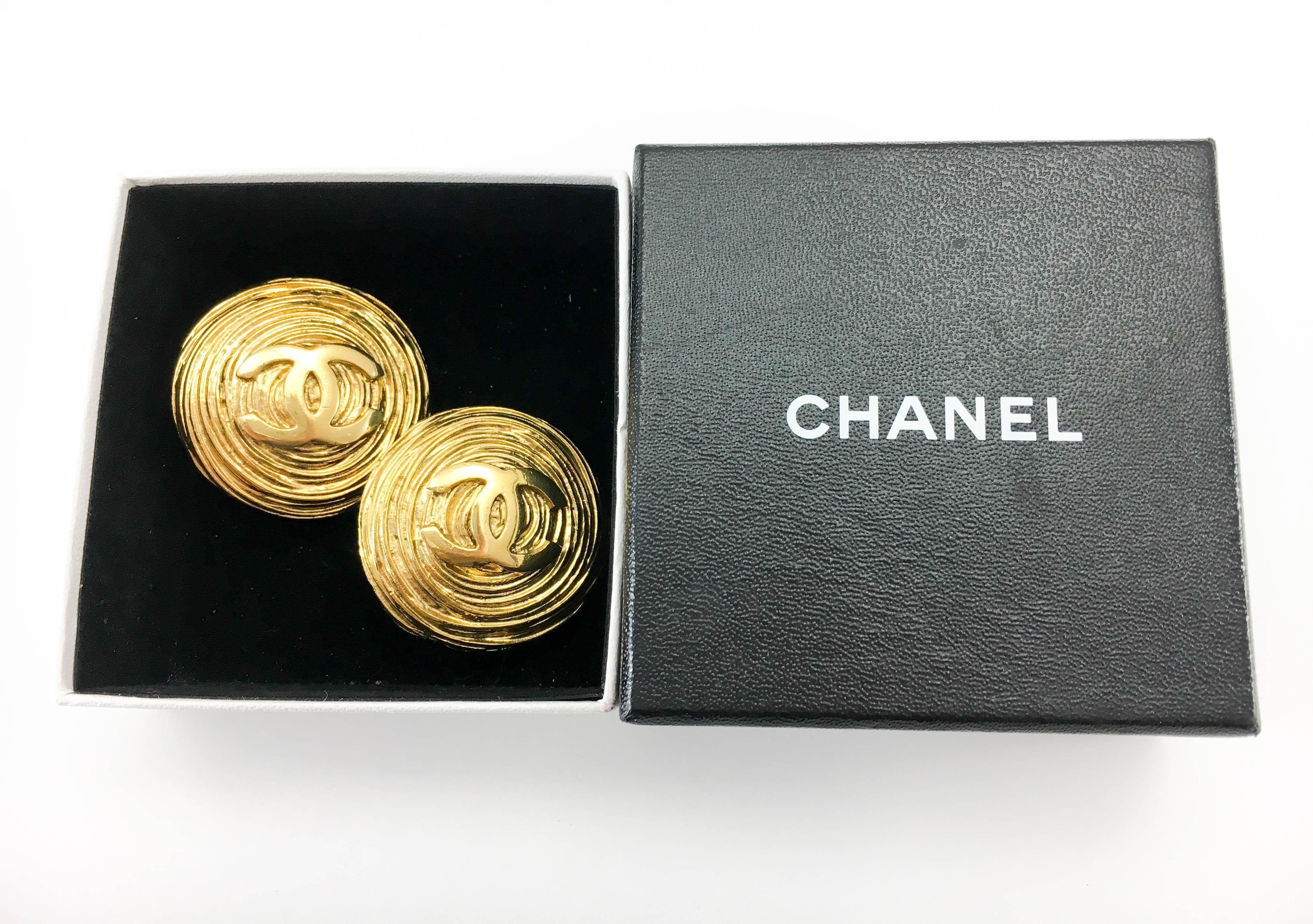 1988 Chanel Large Gold-Plated Textured Round Logo Earrings For Sale 3
