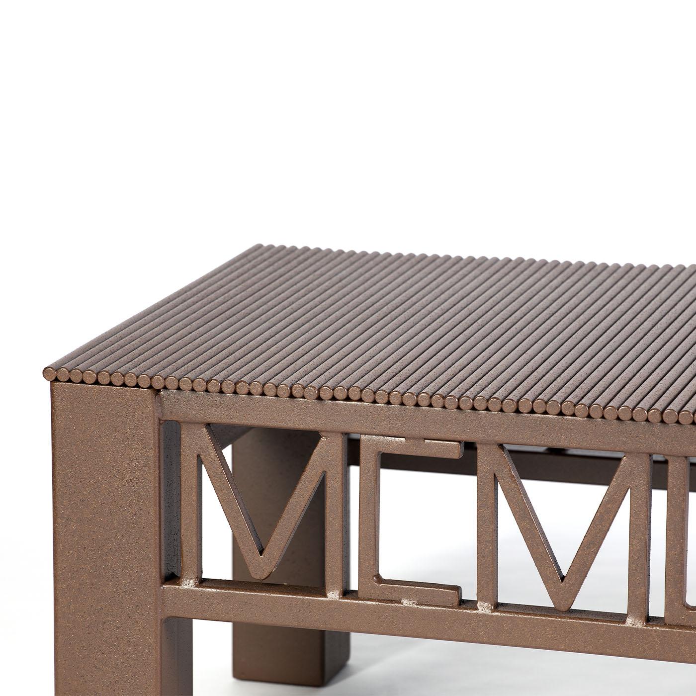 Cette table basse est une démonstration magistrale du travail du métal. Elle est entièrement fabriquée à partir de tiges de fer, coupées et solidement soudées une à une. Nommé d'après le cadre frappant reproduisant l'année 1988 en chiffres romains