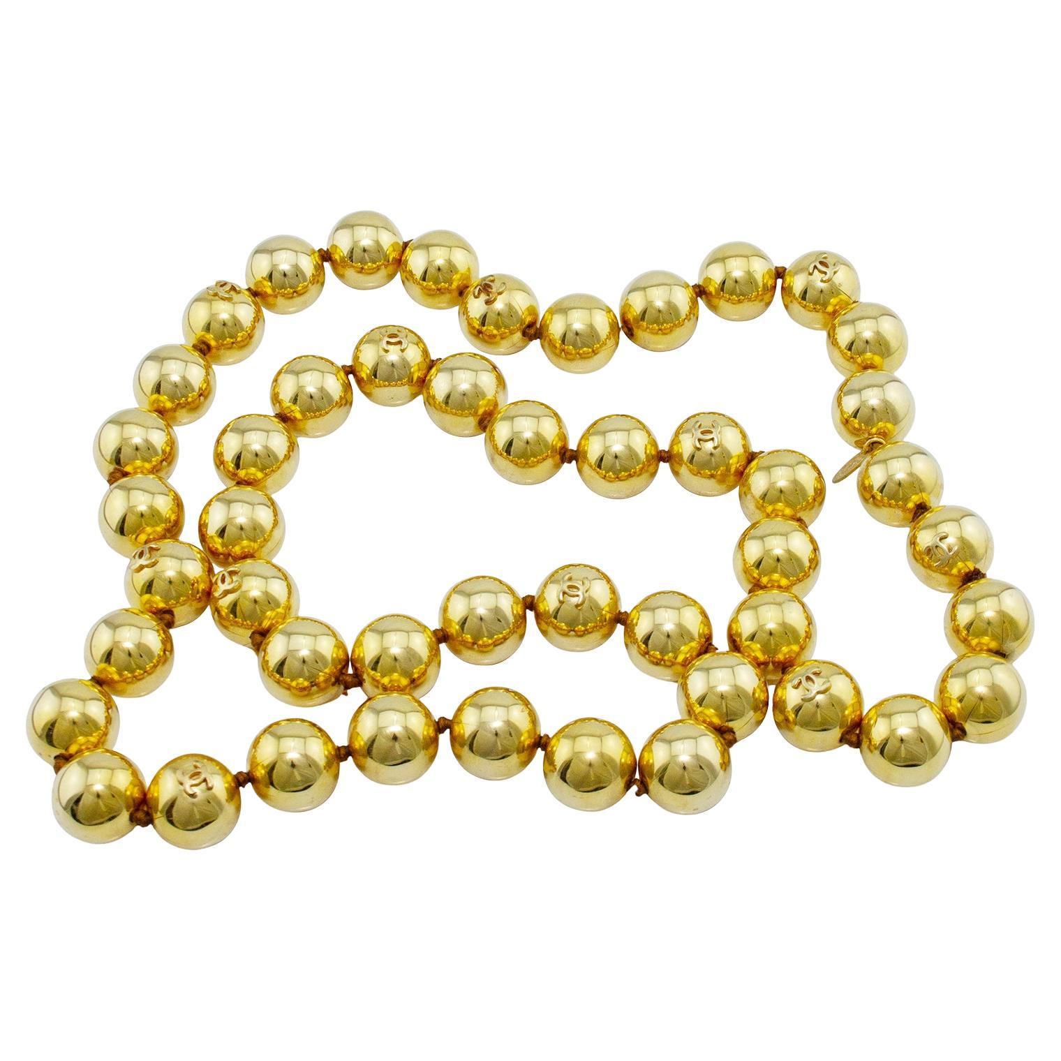 1988 Collection 27 Chanel Jumbo Gold Ball Long Necklace For Sale